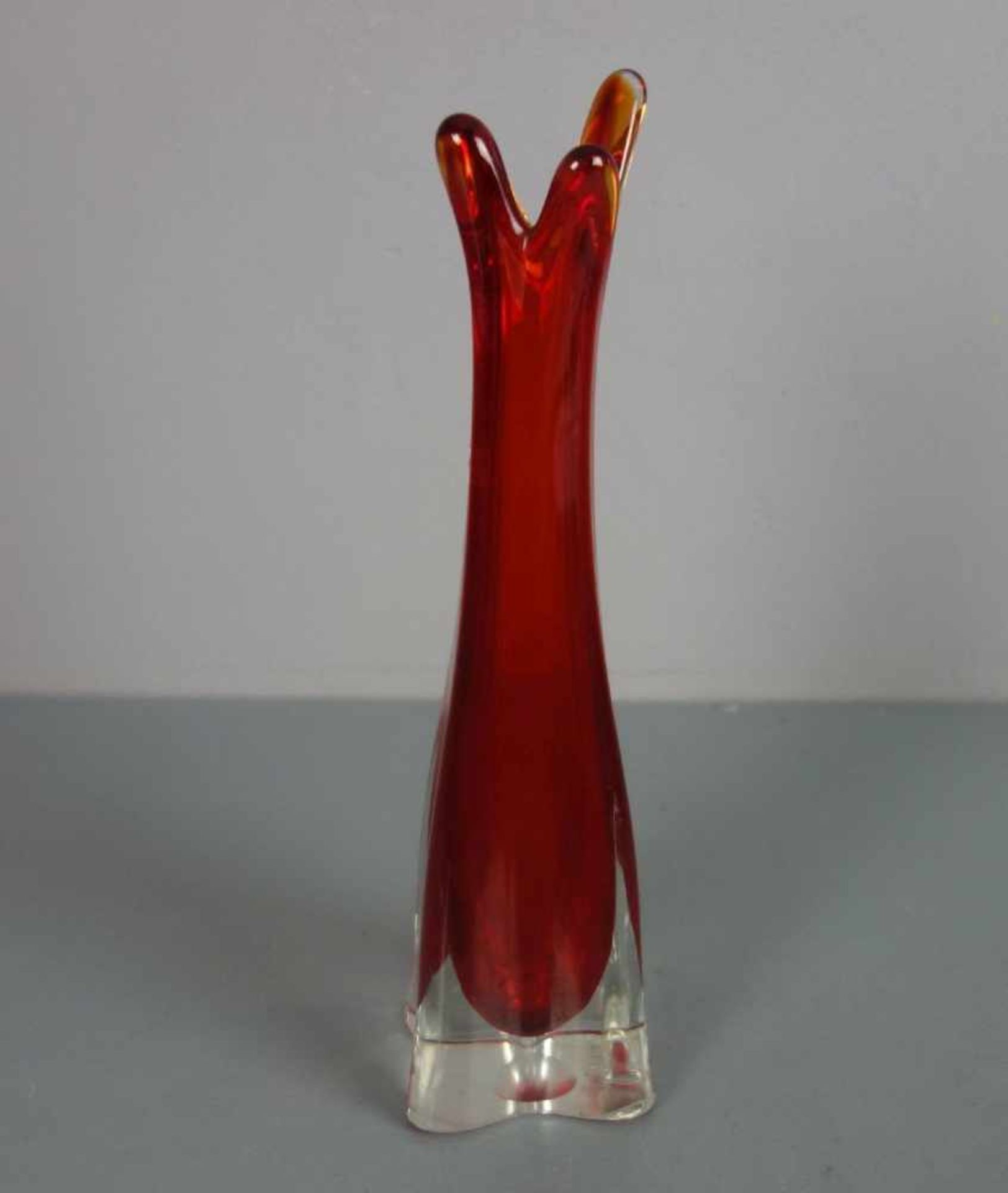 MURANO - GLASVASE, Klarglas, rot unterfangen, Mitte 20. Jh.; vierpassige Form mit konischer - Image 2 of 3