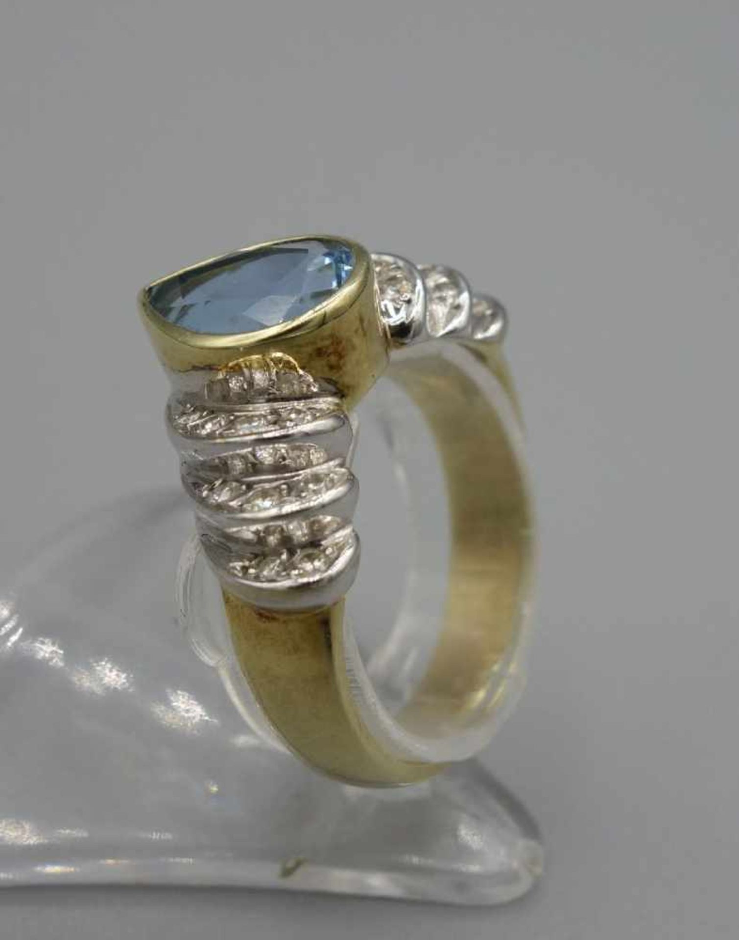 RING MIT AQUAMARIN, 585er Gelbgold mit Weißgoldakzentuierungen, 5,1 Gramm. Ringkopf besetzt mit - Bild 3 aus 5