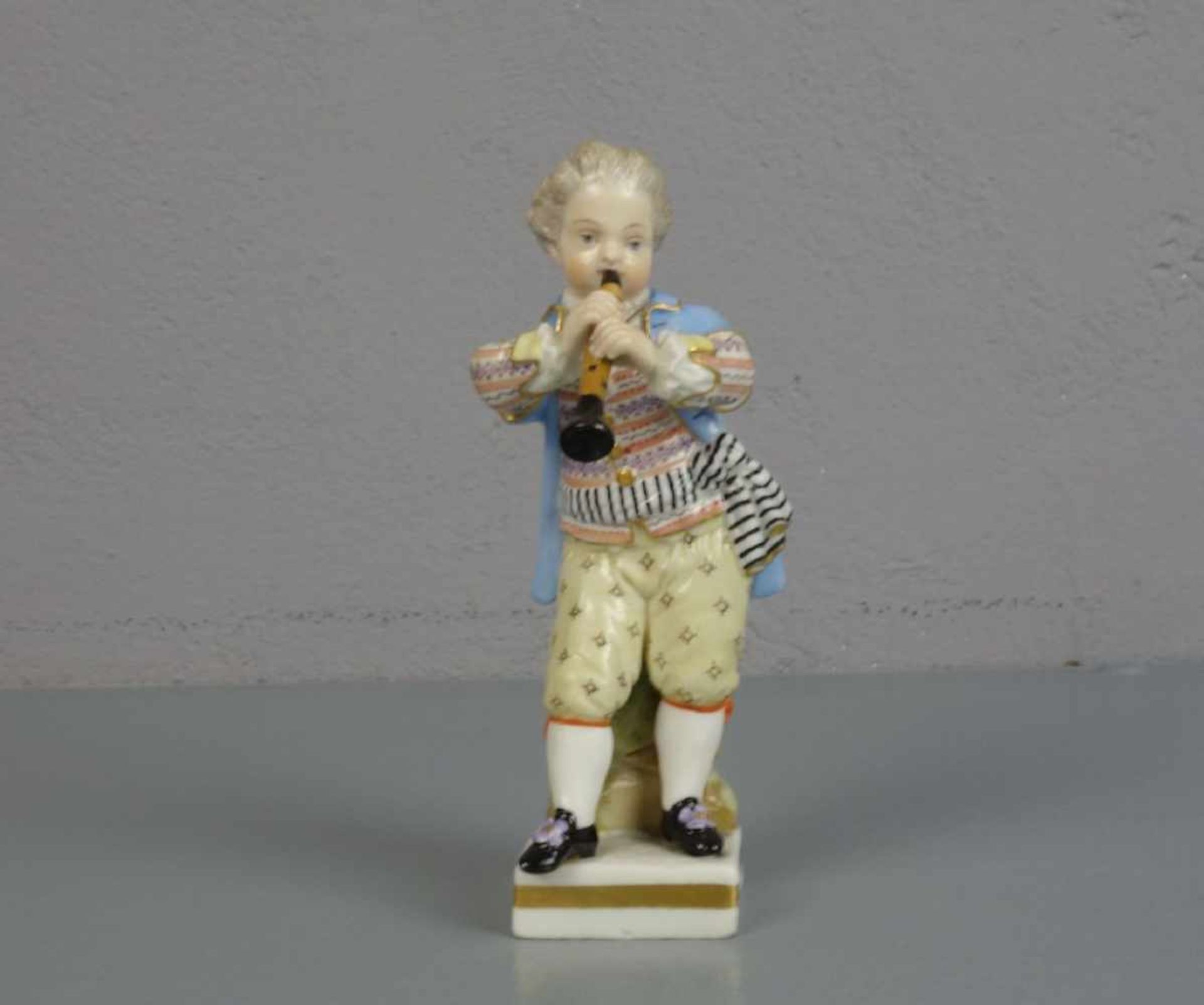 PORZELLANFIGUR: "Knabe mit Flöte" / porcelainfigure: boy with a flute, Porzellan, Manufaktur