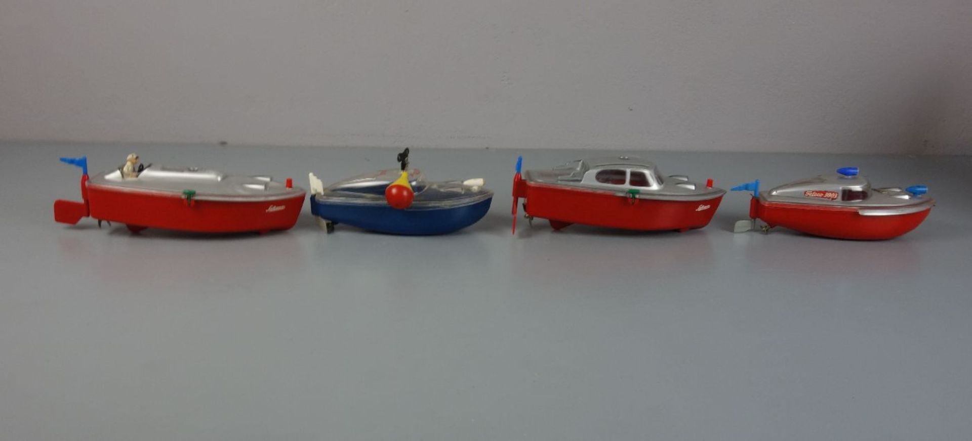 KONVOLUT VON 4 BLECHSPIELZEUG BOOTEN / toy boats, Mitte 20. Jh., lithografiertes Blech und - Bild 3 aus 4