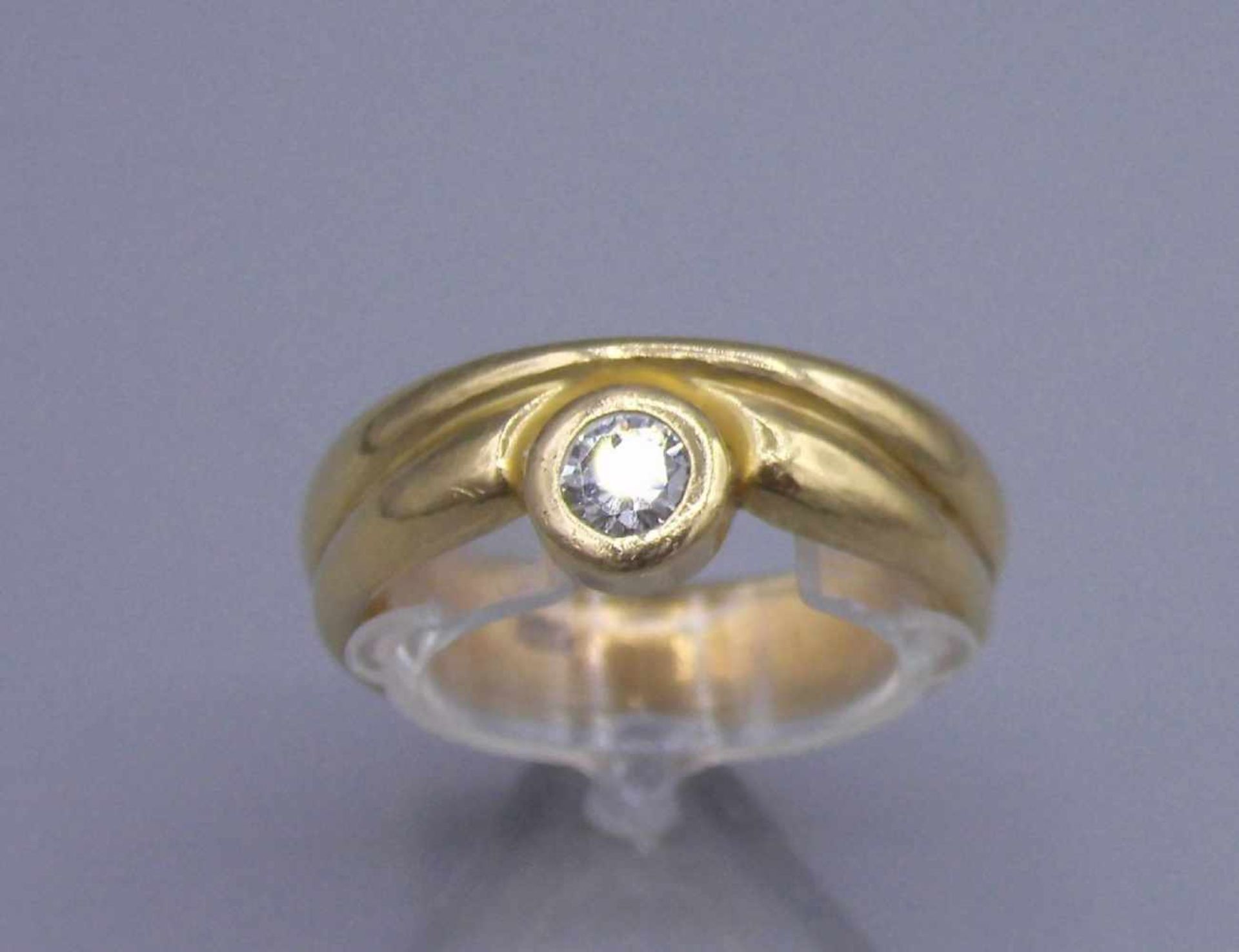 RING, 750er Gelbgold (12,15 g), besetzt mit einem Brillanten von ca. 0,2 ct.; Ring-Gr. 55/56.- - - - Bild 2 aus 4