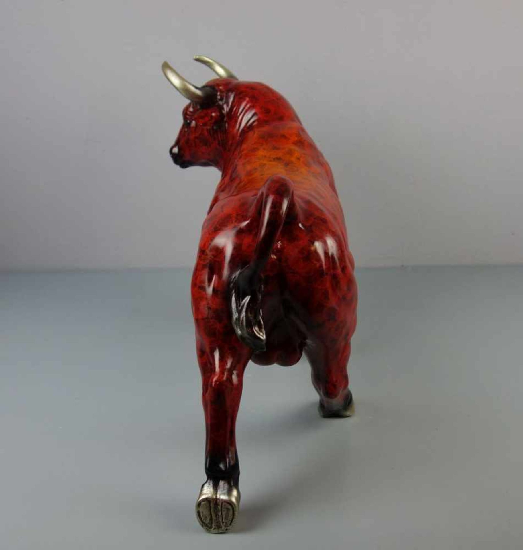 SKULPTUR: "Stier / Spanischer Stier", 20. Jh., Bronze, polychrom patiniert, am Huf vertieft signiert - Image 4 of 5