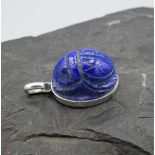 ANHÄNGER MIT SKARABÄUS AUS LAPISLAZULI / pendant, in 585er Weissgoldmontur mit großer Öse (insgesamt