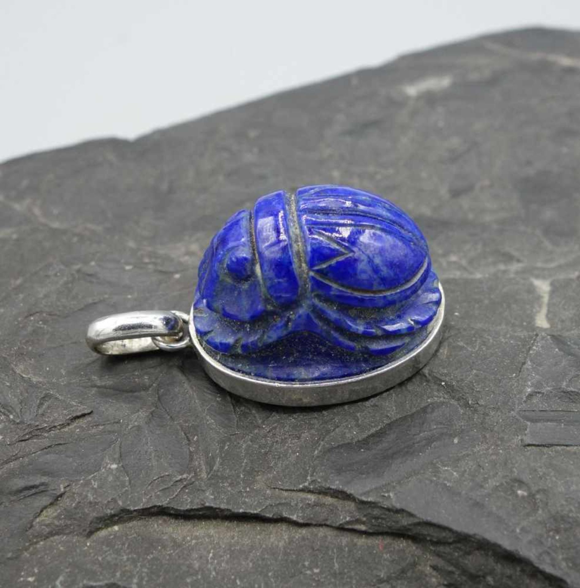 ANHÄNGER MIT SKARABÄUS AUS LAPISLAZULI / pendant, in 585er Weissgoldmontur mit großer Öse (insgesamt