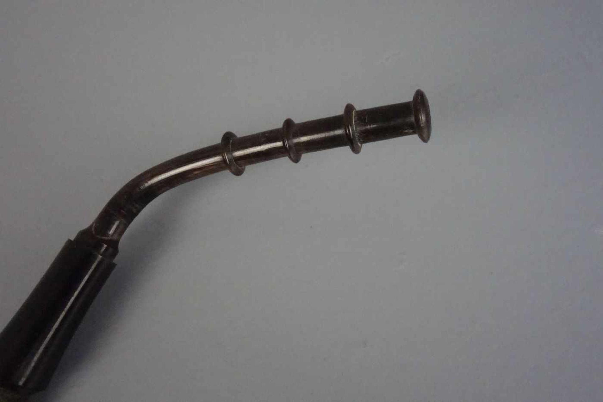 PORZELLANKOPF-PFEIFE / pipe, um 1900 / 2. H. 20. Jh., Schaft gearbeitet aus Holz und Horn. - Bild 4 aus 4