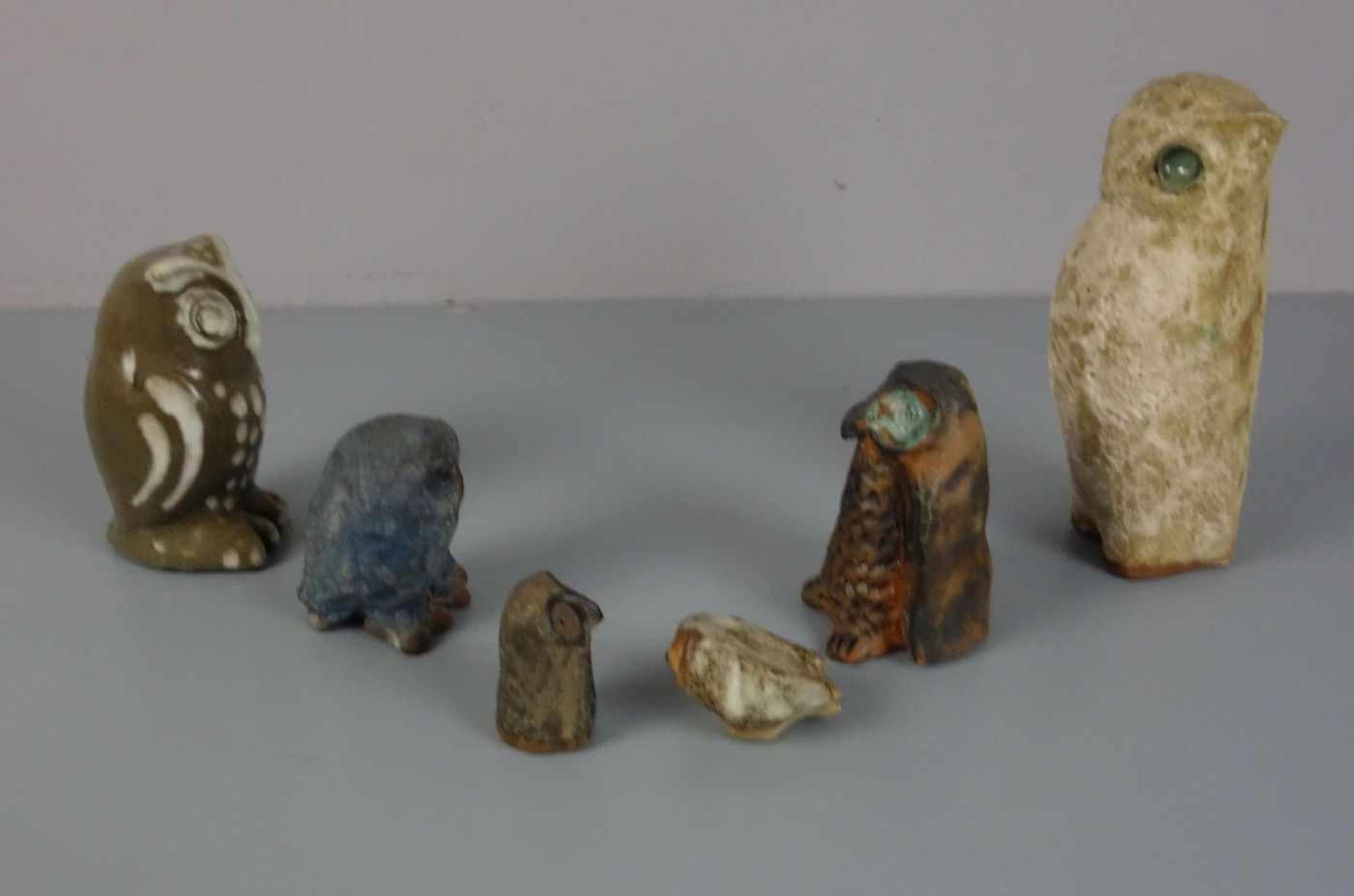 KONVOLUT STUDIOKERAMIK / KÜNSTLERKERAMIK - WORPSWEDE: Eulen / pottery owls, 20. Jh.. 1) Ursula - Bild 3 aus 4