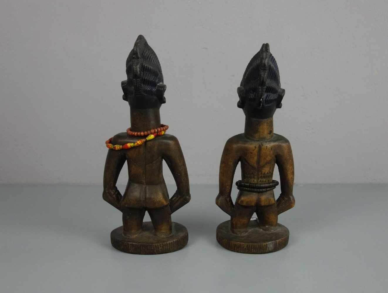 AFRIKANISCHES SKULPTURENPAAR UND KATALOG: "Zwillingsfiguren der Yoruba", Ibeji-Kult, Nigeria / - Image 2 of 3