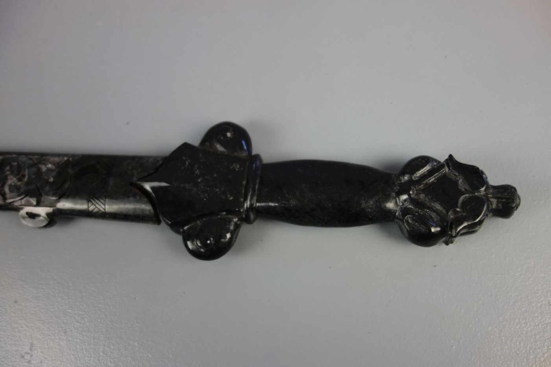 JADESCHWERT / jade sword, China. Stilisiertes Schwert aus einem Stück Jade gearbeitet mit - Image 3 of 5