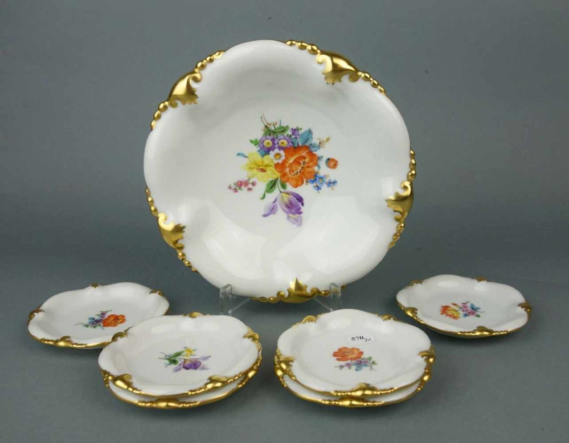 SCHALE UND 6 KONFEKTTELLER / bowl and plates, Porzellan Manufaktur C. M. Hutschenreuther - - Image 2 of 3