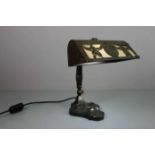 SCHREIBTISCHLAMPE / BIBLIOTHEKSLAMPE / desk lamp, bronziertes Metall mit elfenbeinfarbenem