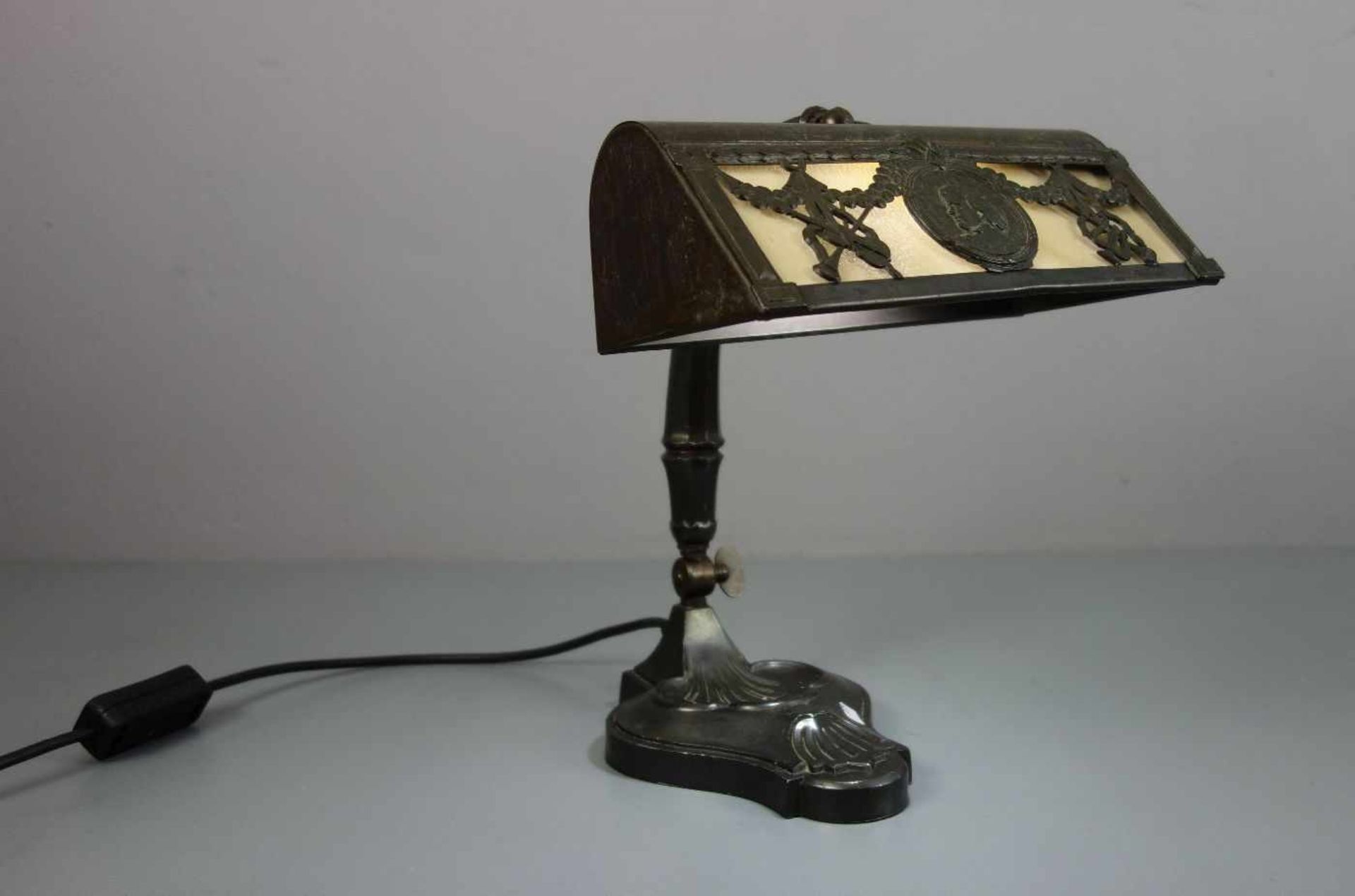 SCHREIBTISCHLAMPE / BIBLIOTHEKSLAMPE / desk lamp, bronziertes Metall mit elfenbeinfarbenem