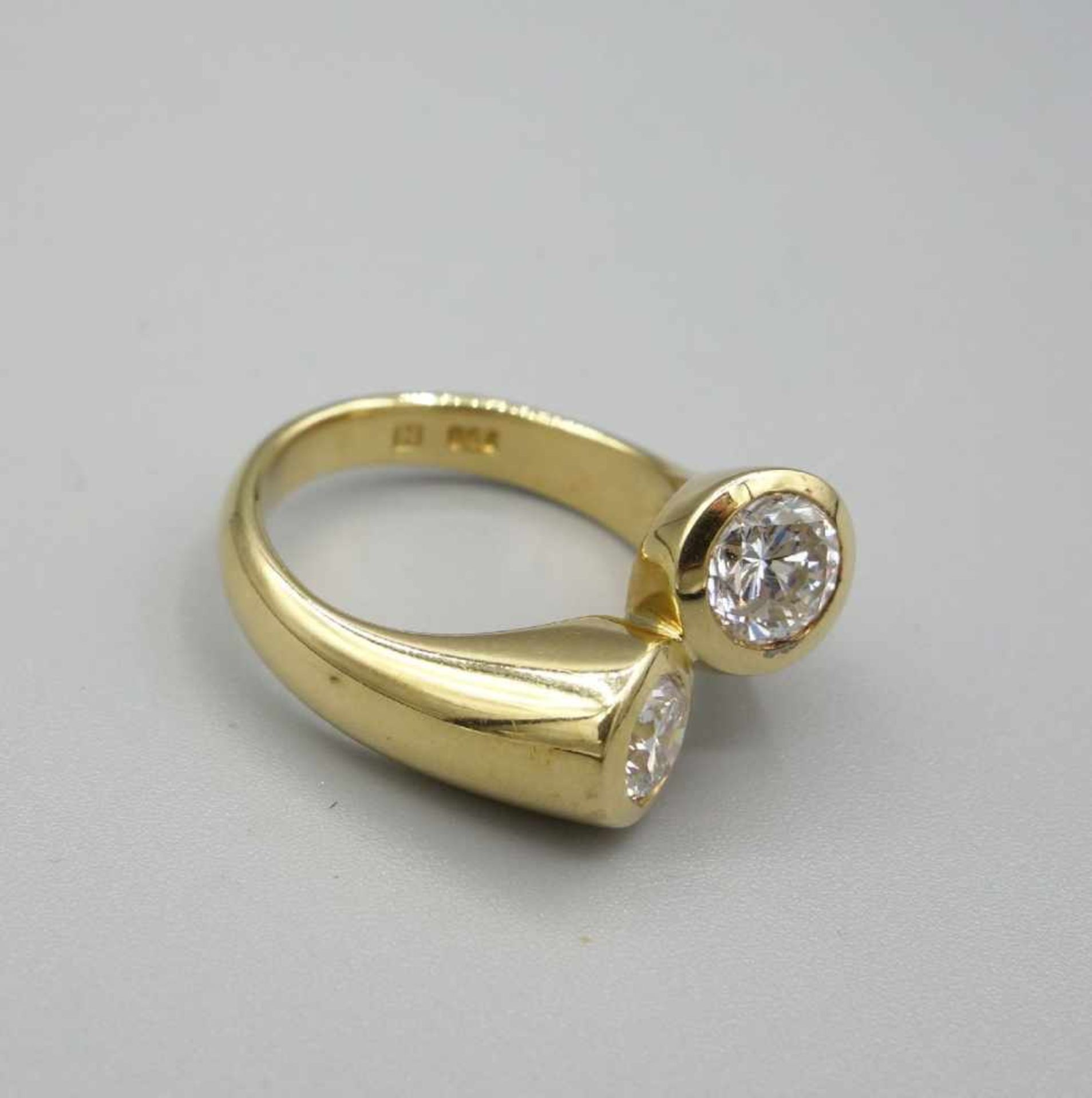 MODERNER RING, 750er Gelbgoldfassung, 12,9 Gramm, besetzt mit 2 großen Brillanten: 1) Brillant ca. 1 - Bild 3 aus 4