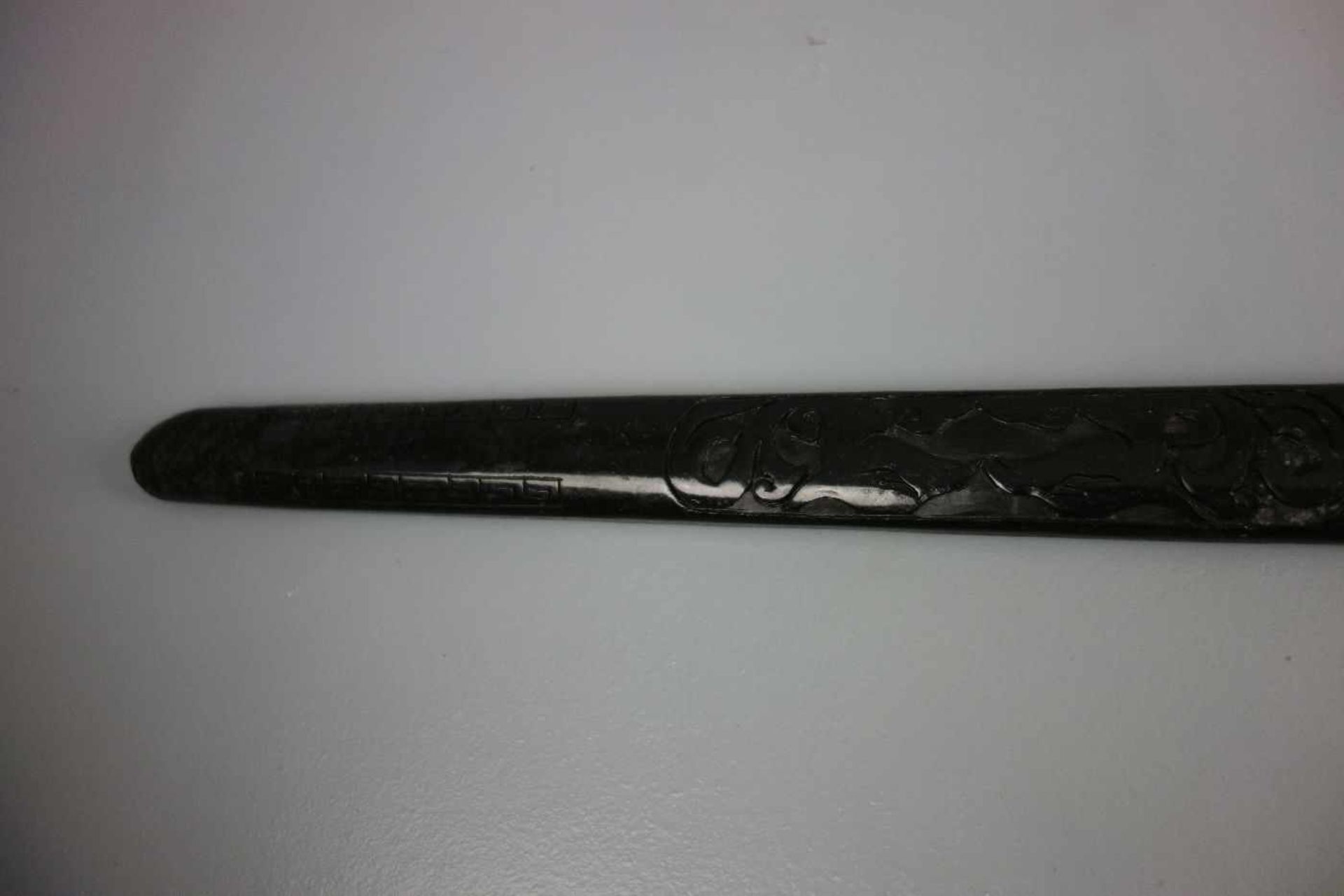 JADESCHWERT / jade sword, China. Stilisiertes Schwert aus einem Stück Jade gearbeitet mit - Bild 4 aus 5