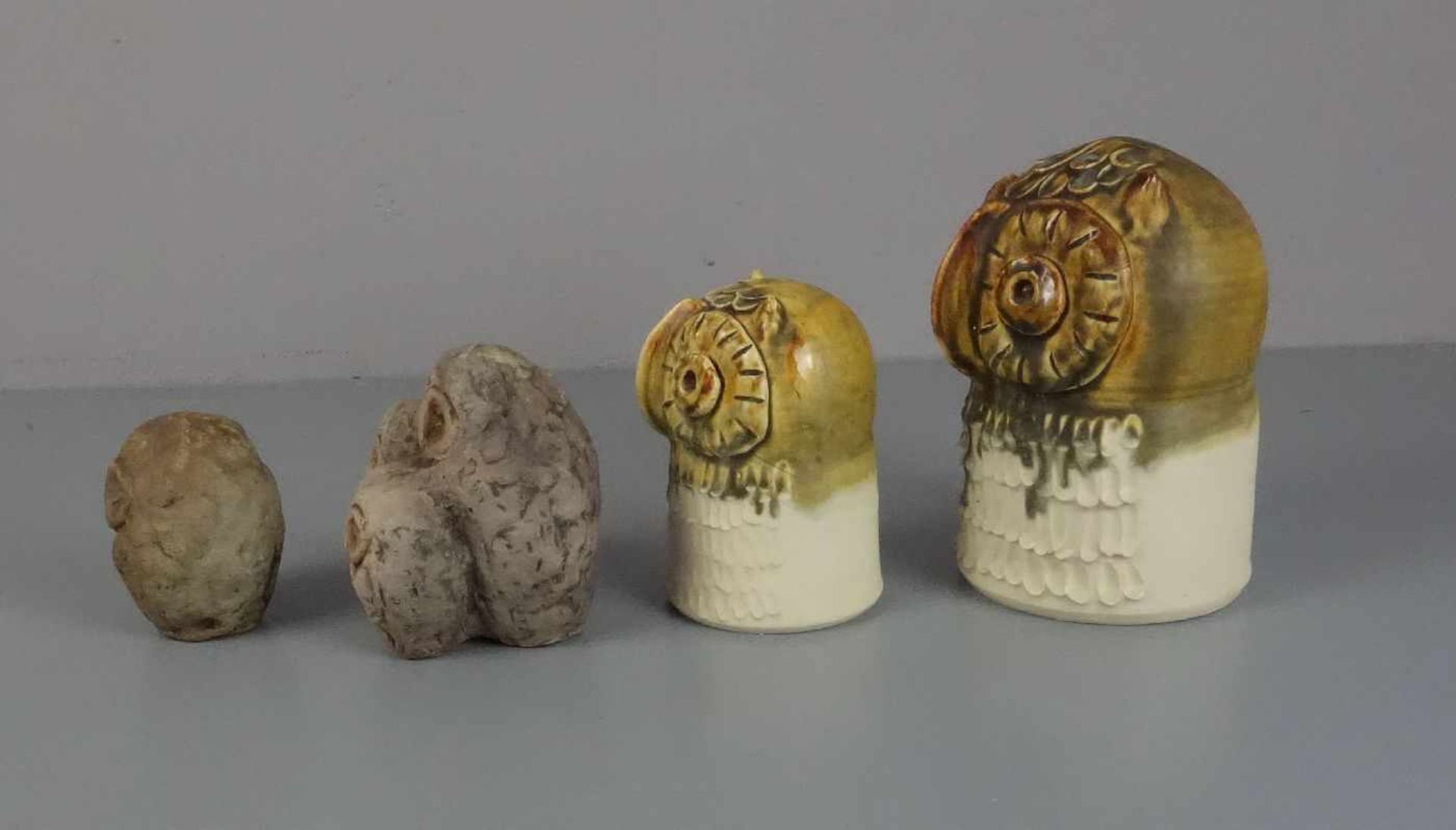 KONVOLUT STUDIOKERAMIK / KÜNSTLERKERAMIK / SKULPTUREN "Eulen" / pottery owls. 1-2) "Eulenfamilie" - Bild 3 aus 4