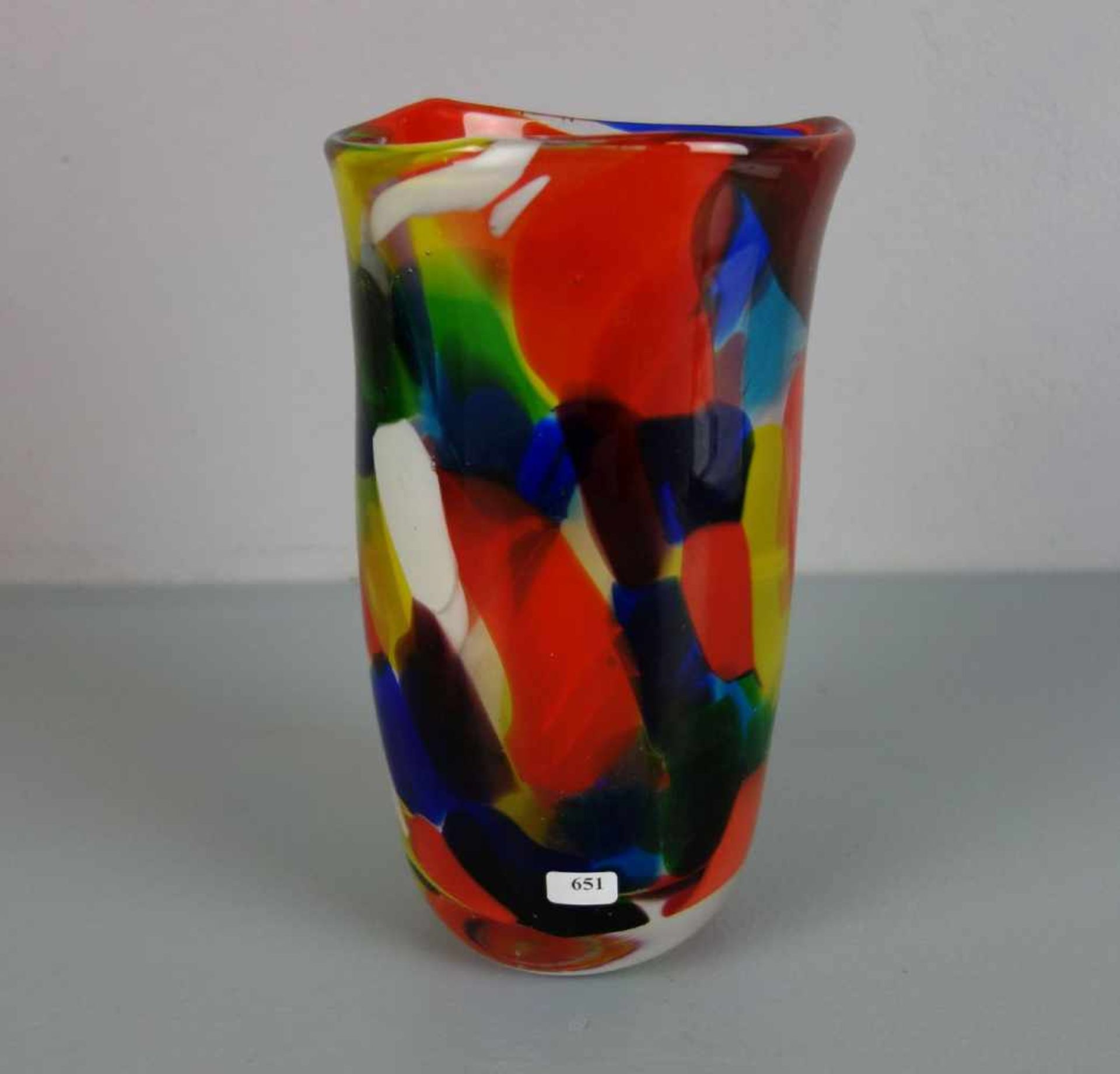 MURANO - GLASVASE, dickwandiges Klarglas mit farbiger Einschmelzung auf rundem Stand, konische