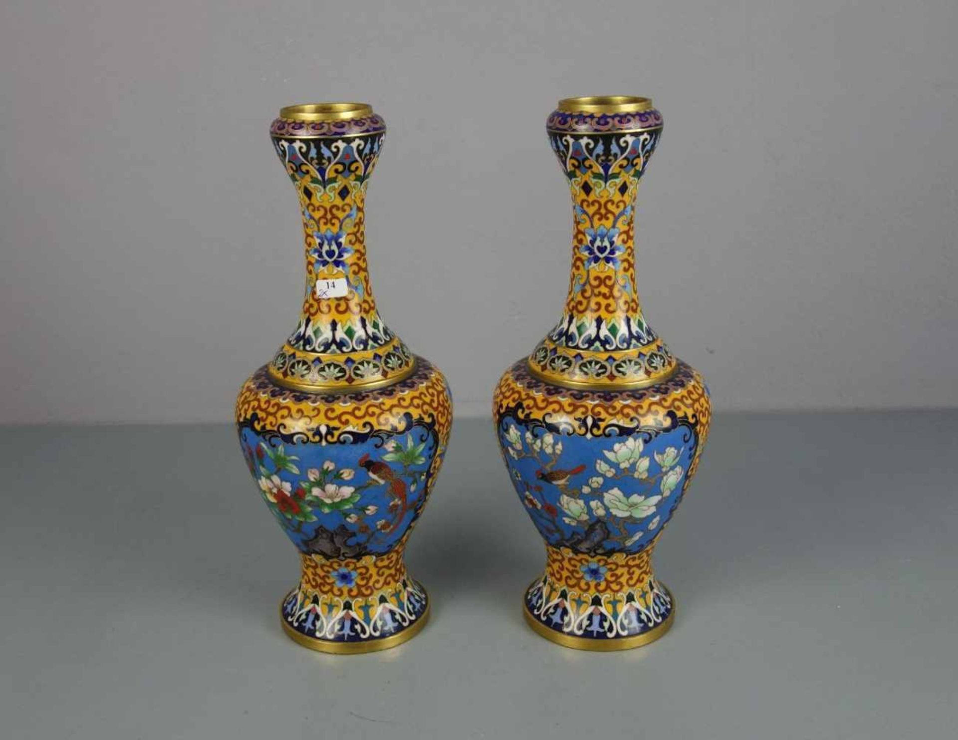 PAAR CLOISSONNÉ - VASEN / pair of vases, Balusterform mit chinoisem Dekor. Rundstand, eingezogene