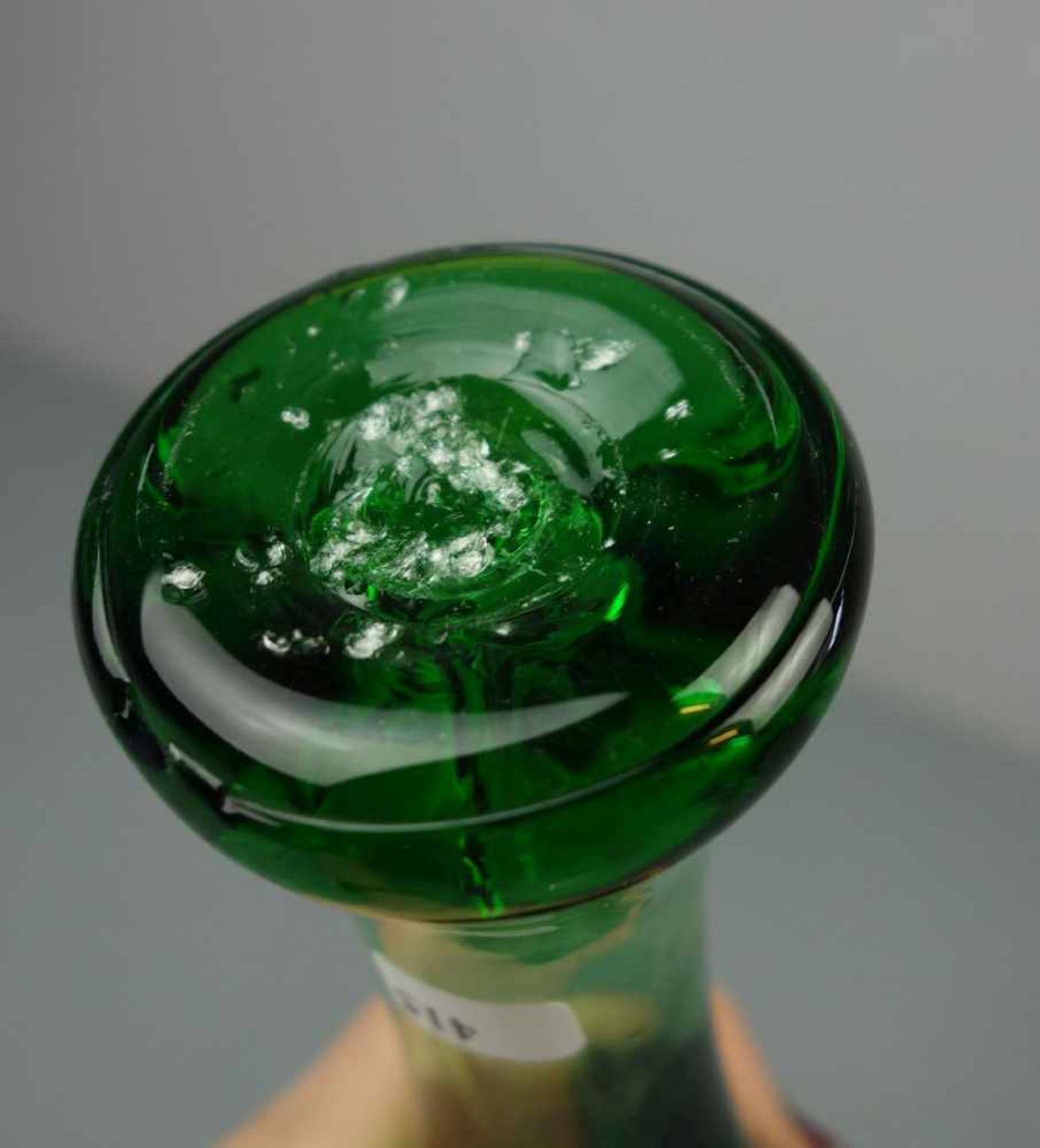 VASE, dickwandiges grünes Glas, Mitte 20. Jh.; Rundstand mit unterem Abriss, leicht eingezogene - Bild 5 aus 5