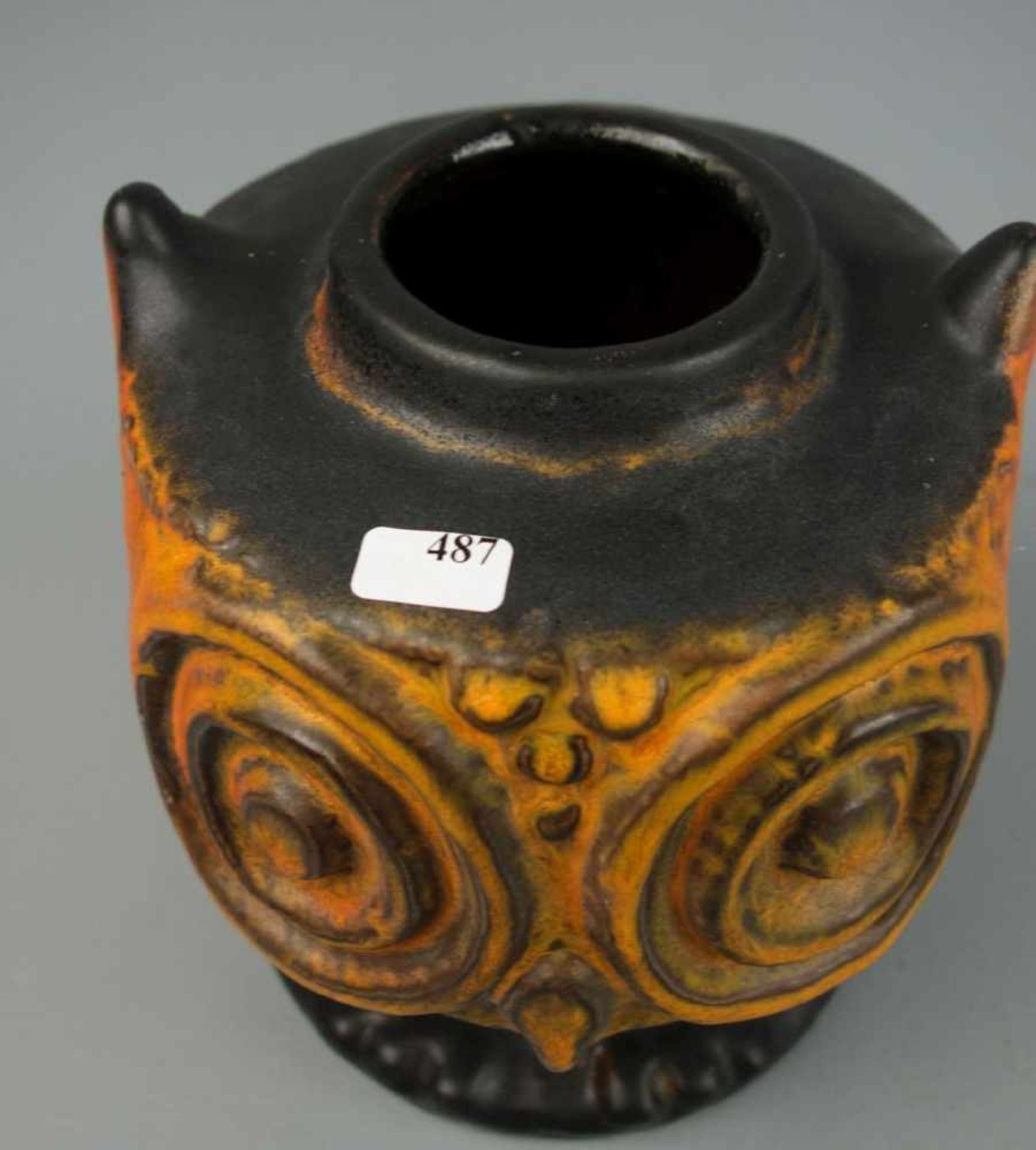 KÜNSTLERKERAMIK: EULEN-VASE / pottery owl vase, Mitte 20. Jh., dunkelblau und orange glasiert, unter - Bild 2 aus 5
