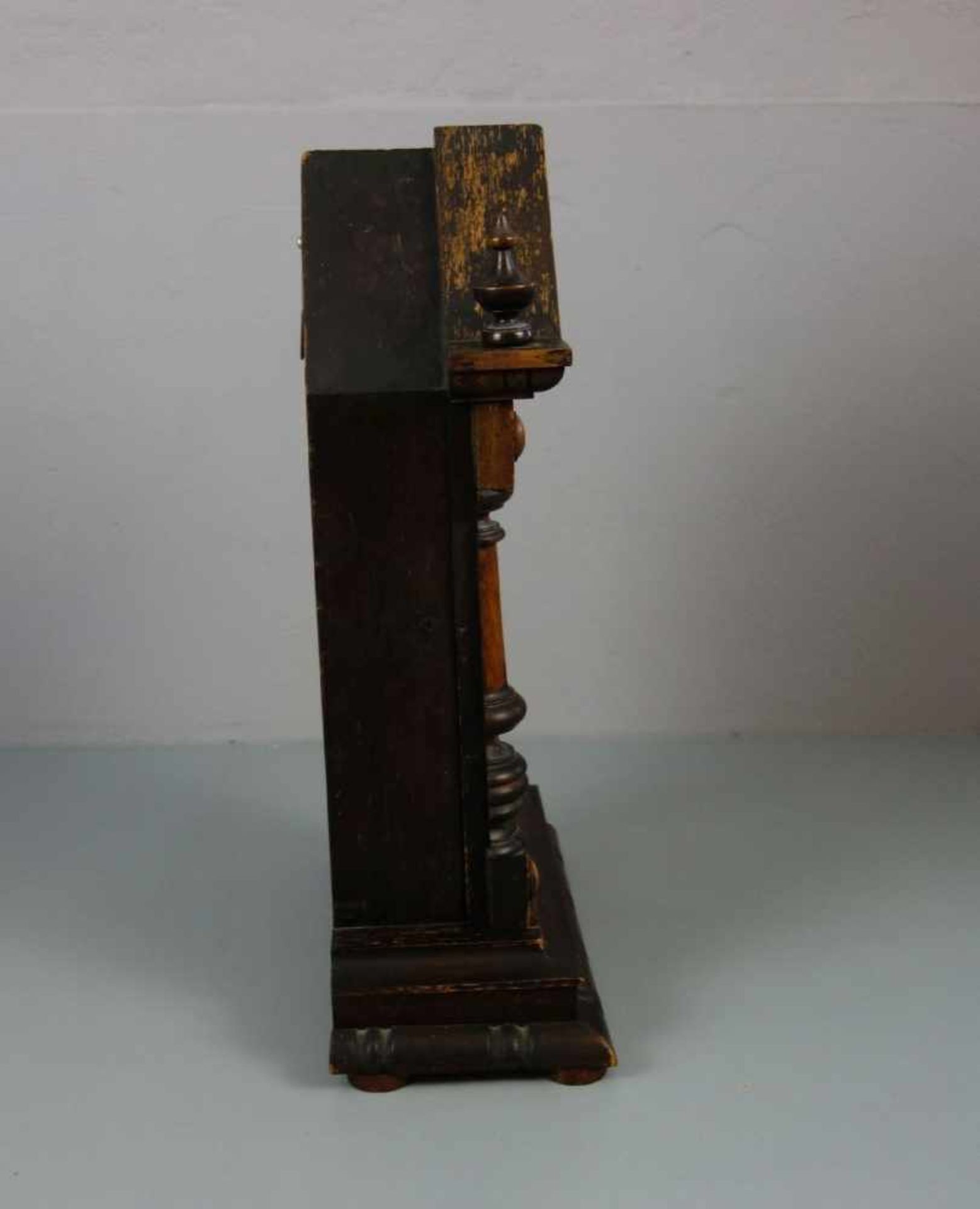 TISCHUHR / table clock, wohl USA, um 1900, architektonischer Holzkorpus mit Dreiecksgiebel und - Bild 4 aus 6