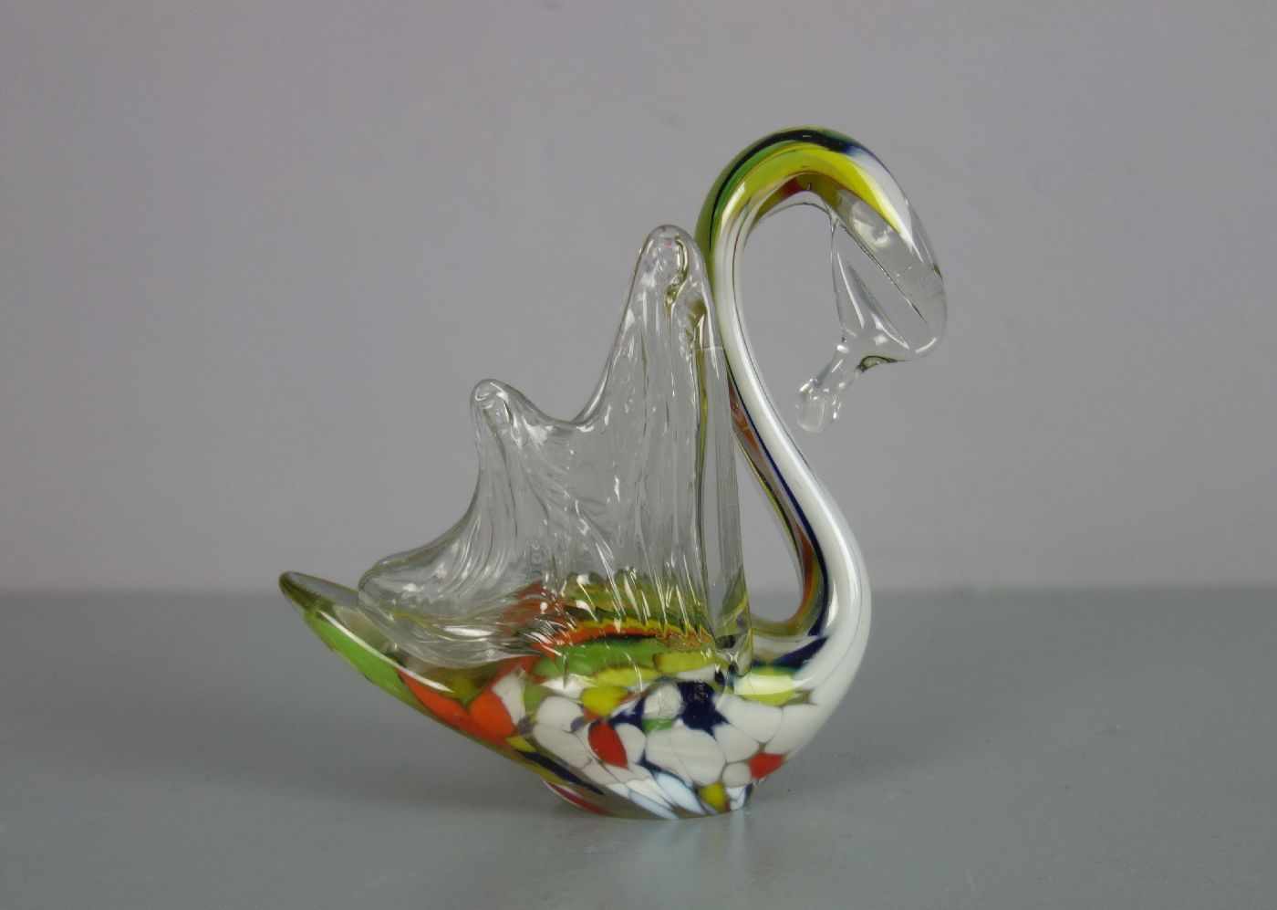 MURANO - GLASFIGUR "Schwan", 2. Hälfte 20. Jh.; Klarglas mit farbigen Einschmelzungen, gezogenem und - Image 3 of 4