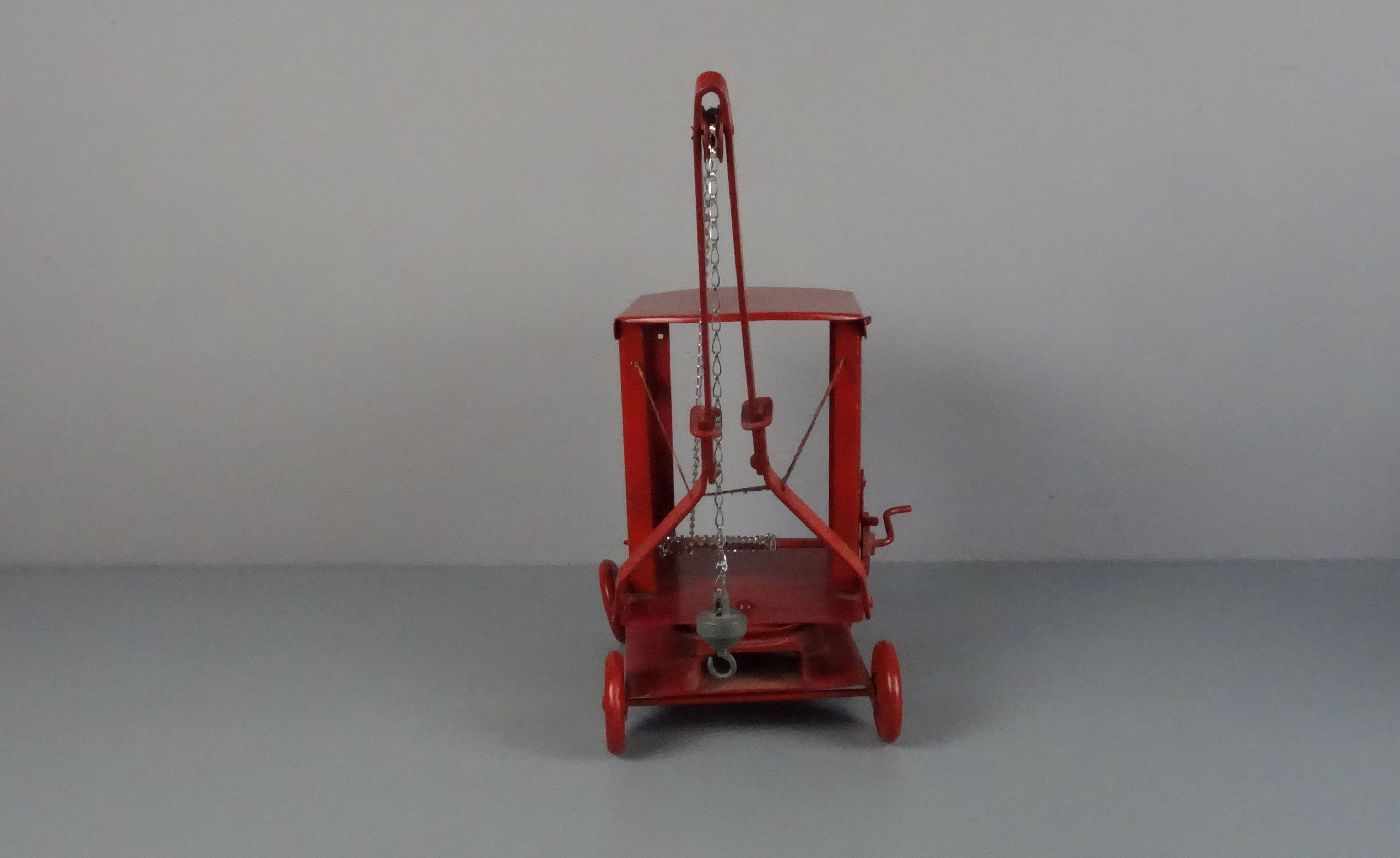 BLECHSPIELZEUG: "Kran" / tin toy truck crane, Eisenblech, rot lackiert, ungemarkt, 2. Hälfte 20. - Image 2 of 6