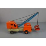 BLECHSPIELZEUG / FAHRZEUG: GAMA - LKW MIT BAGGER / tin toy earthmover, 2. H. 20. Jh., Blech und