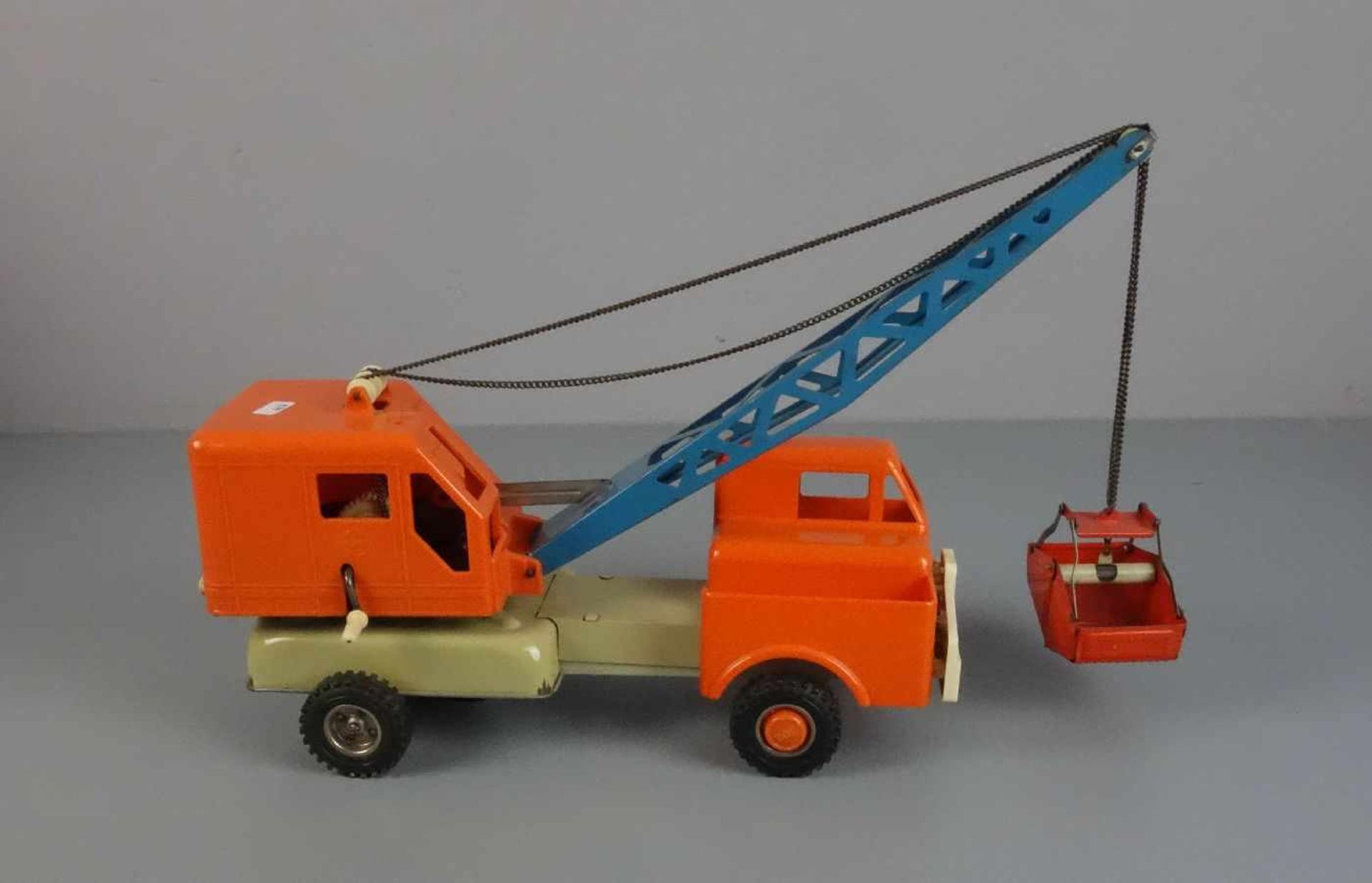 BLECHSPIELZEUG / FAHRZEUG: GAMA - LKW MIT BAGGER / tin toy earthmover, 2. H. 20. Jh., Blech und