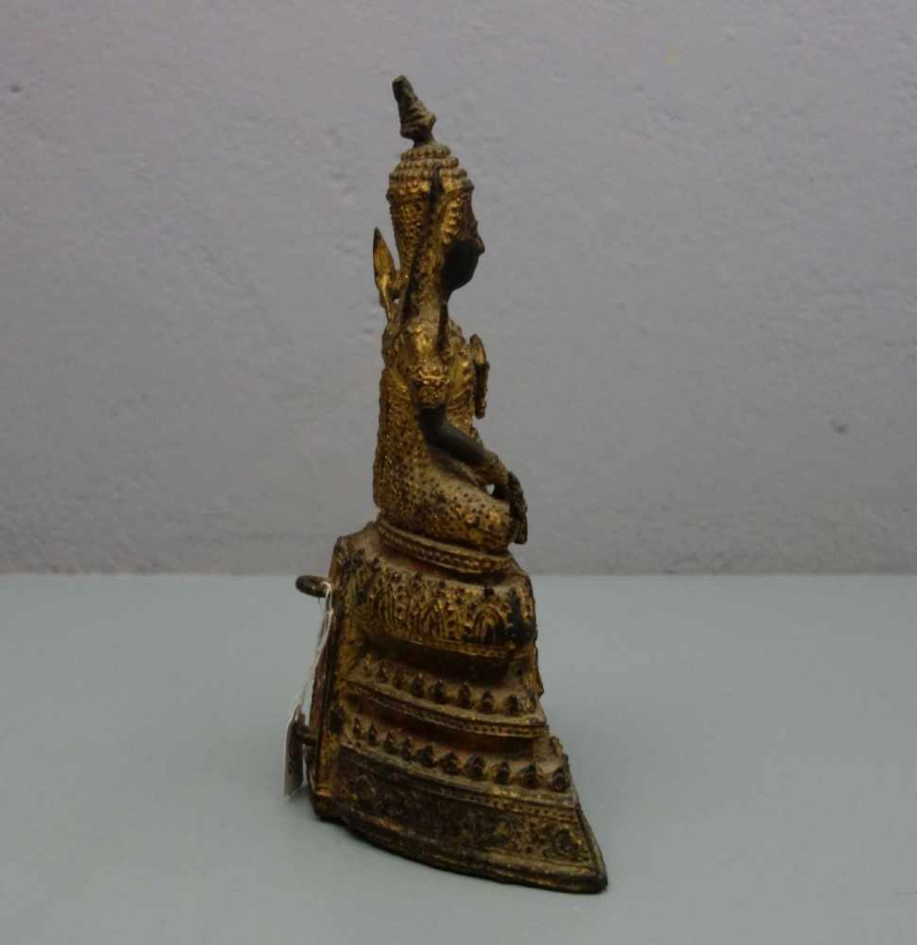 SKULPTUR / sculpture: "SITZENDER BUDDHA", Bronze, dunkelbraun patiniert, partiell vergoldet und - Bild 2 aus 4