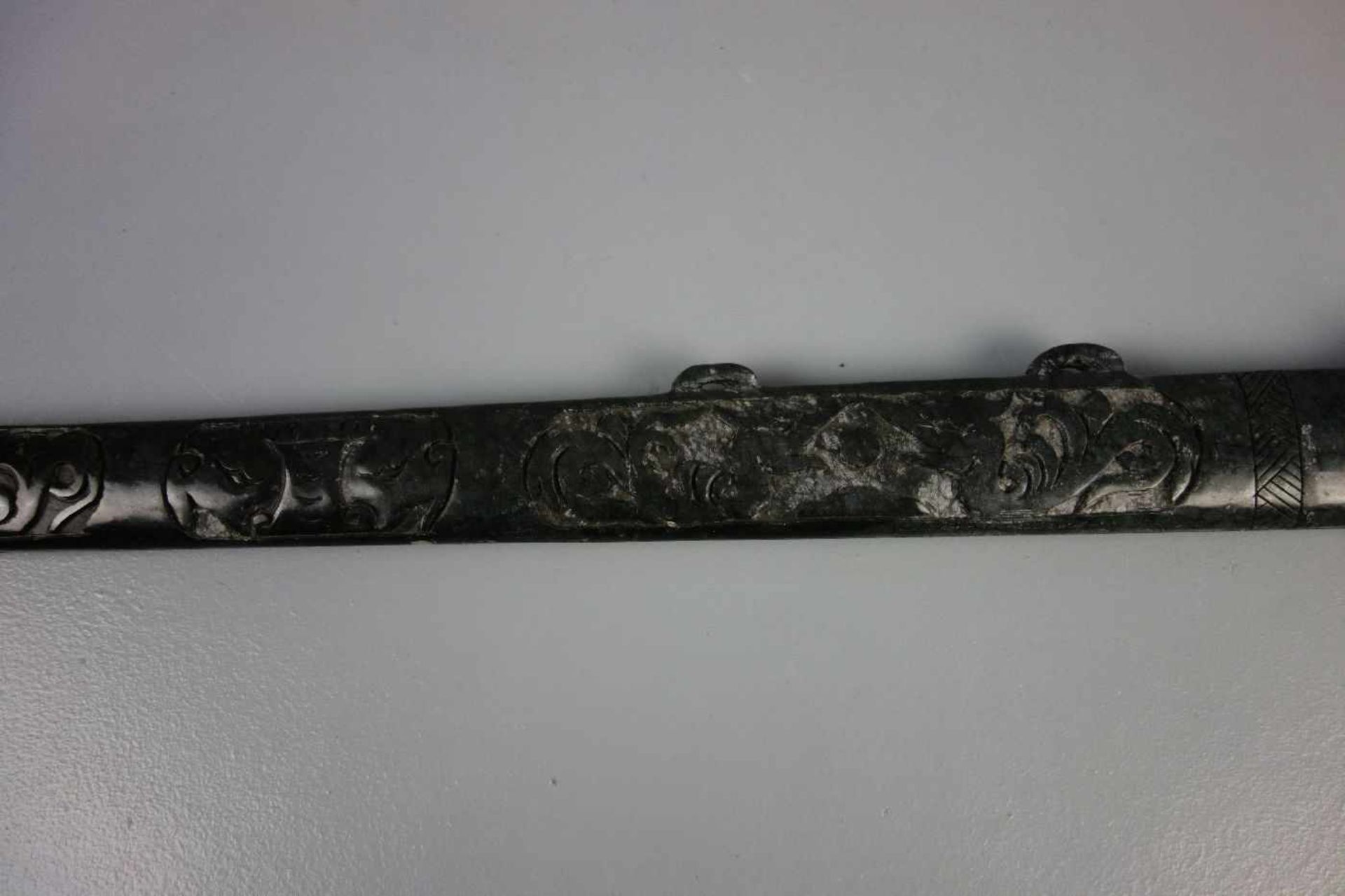 JADESCHWERT / jade sword, China. Stilisiertes Schwert aus einem Stück Jade gearbeitet mit - Bild 5 aus 5