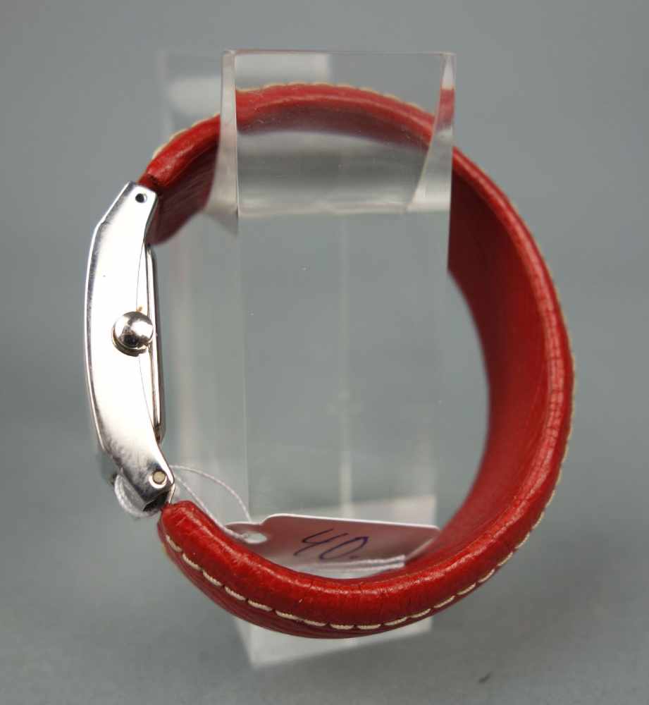 DAMEN ARMBANDUHR - TOMMY HILFIGER / SPANGENUHR / Ladies Wristwatch, Modell 1700376. Rotes Spangen- - Image 3 of 3