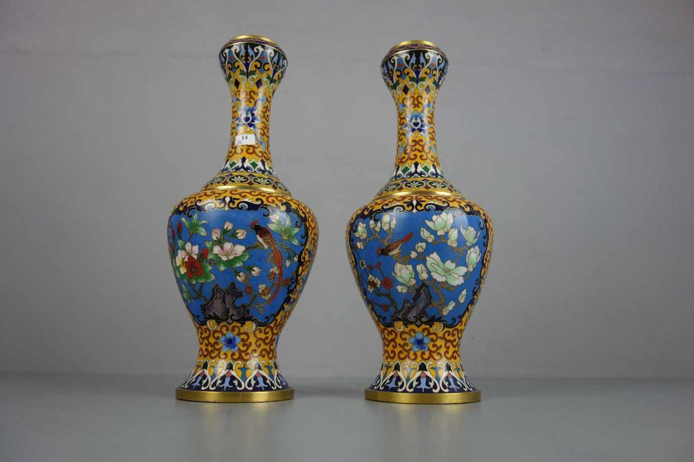 PAAR CLOISSONNÉ - VASEN / pair of vases, Balusterform mit chinoisem Dekor. Rundstand, eingezogene - Image 2 of 5