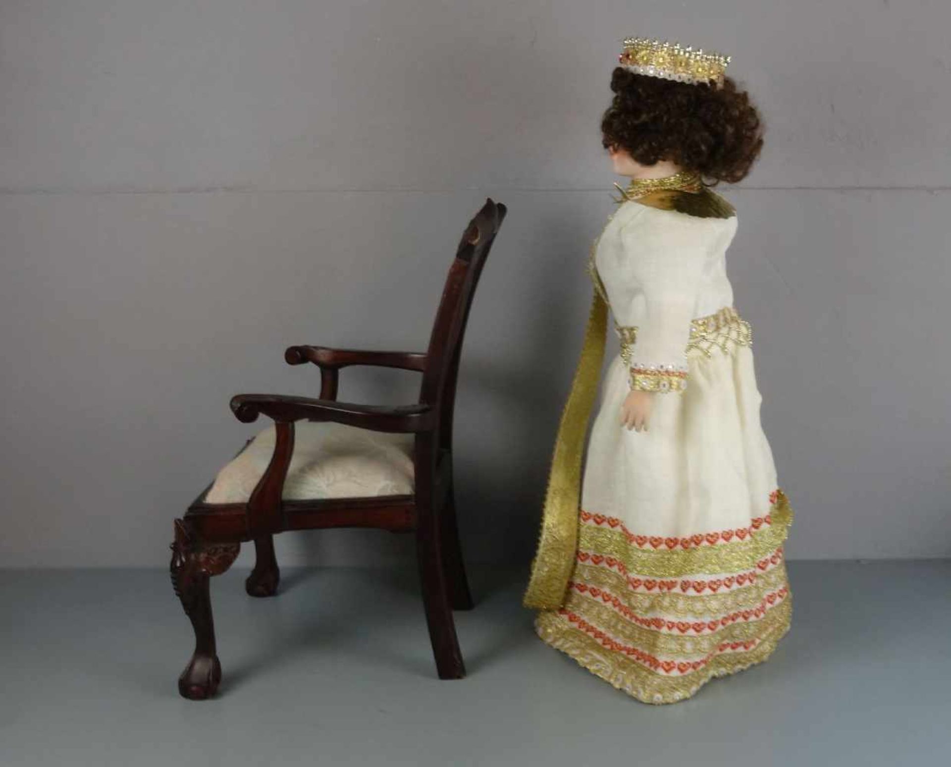 KÜNSTLERPUPPE "WEIKE" MIT PUPPENSTUHL / doll with a chair, 20. Jh., Puppen-Kind / Künstlerpuppe " - Bild 4 aus 4