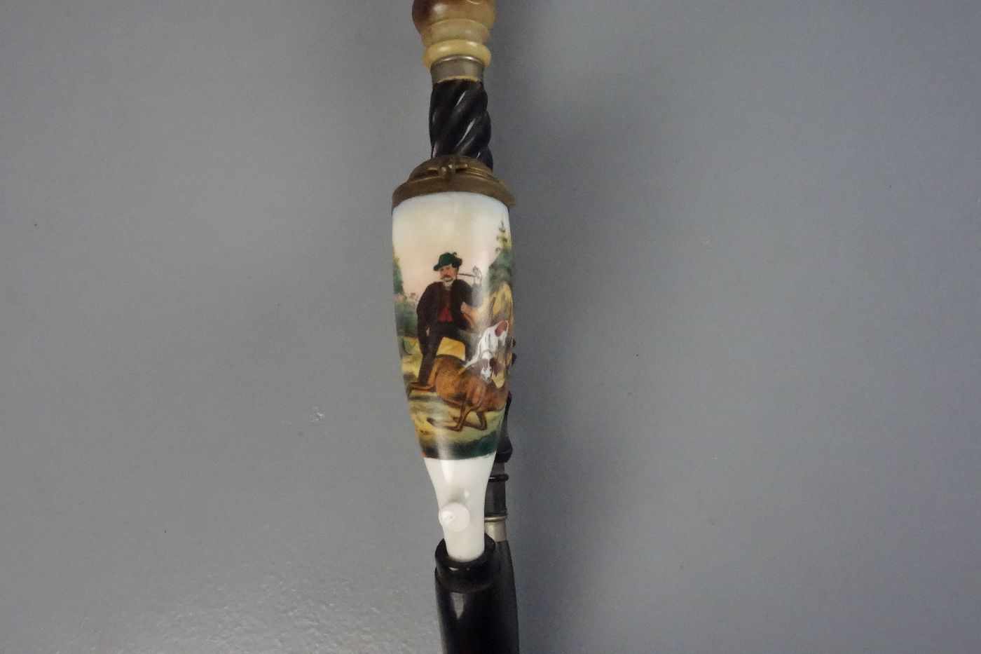 PORZELLANKOPF-PFEIFE / JAGDLICHE PFEIFE / pipe, um 1900. Geschnitzter Balusterschaft mit - Image 2 of 3