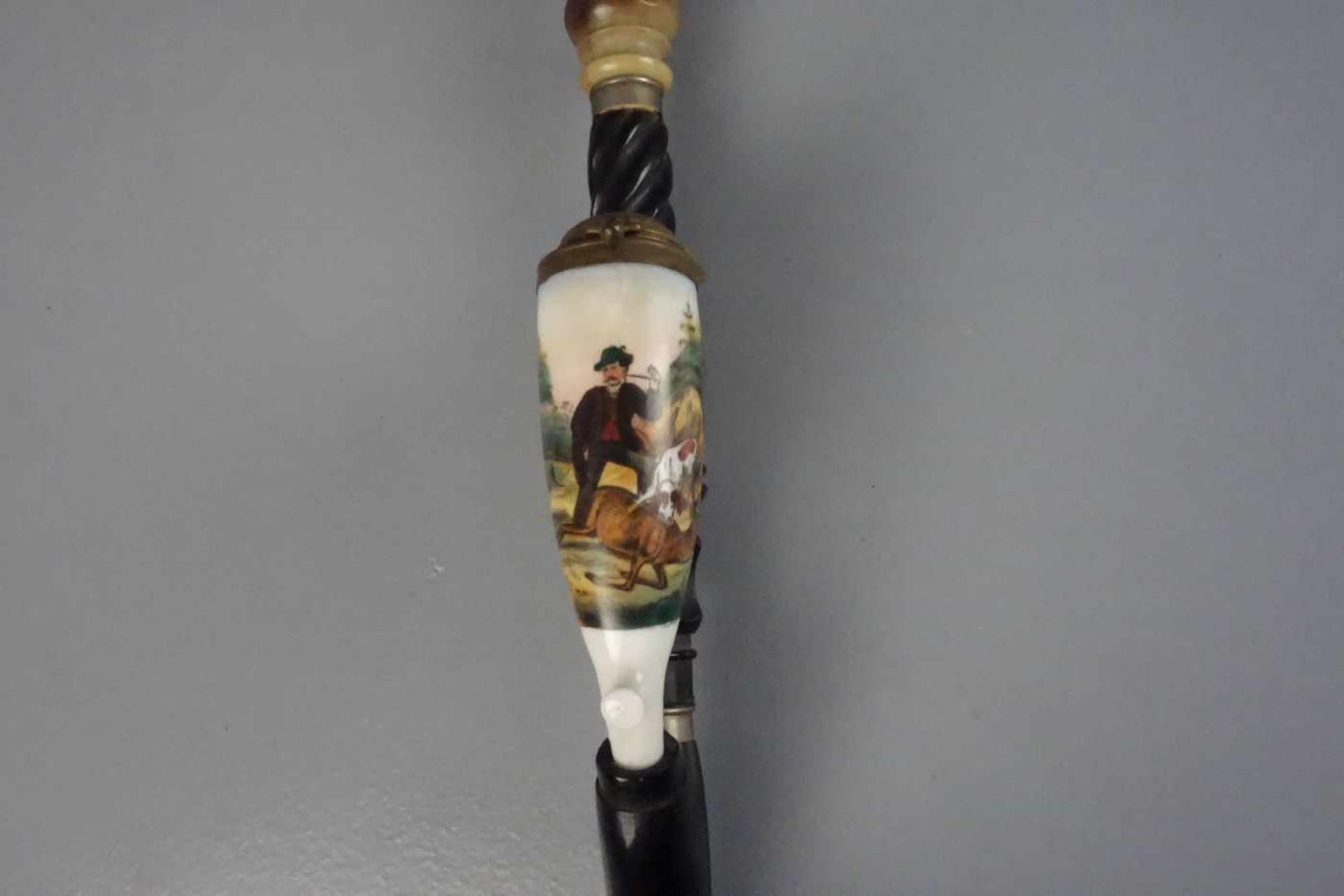 PORZELLANKOPF-PFEIFE / JAGDLICHE PFEIFE / pipe, um 1900. Geschnitzter Balusterschaft mit - Bild 2 aus 3