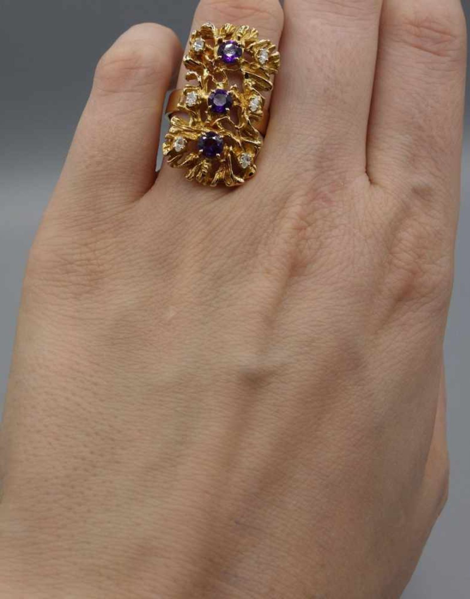 EXKLUSIVES SCHMUCKSET - Ring, Brosche, Armband, Anhänger und Ohrclips. 750er Gelbgold (91,1 - Bild 3 aus 3