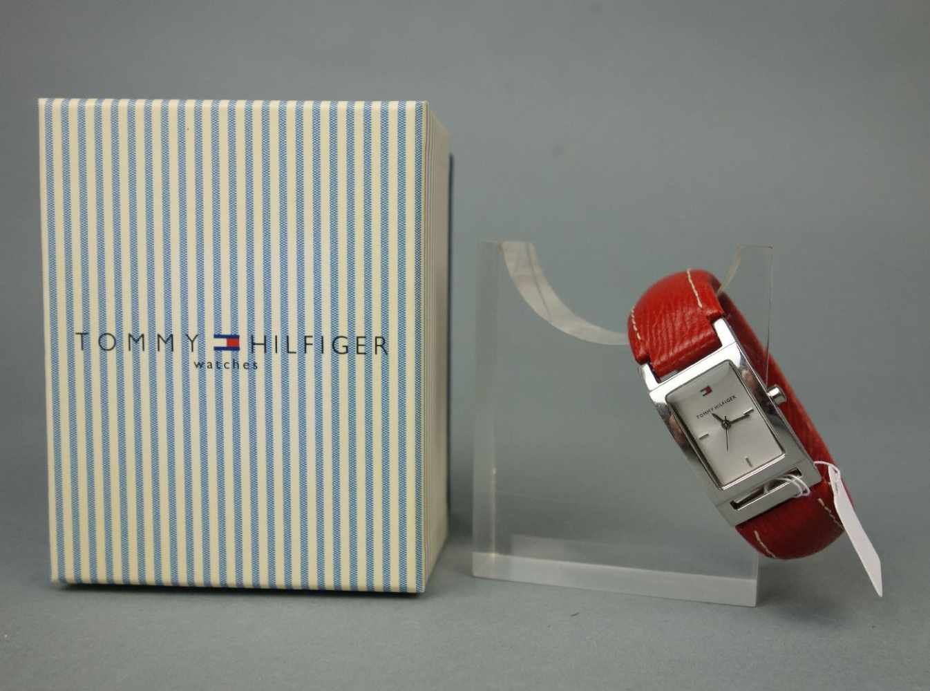 DAMEN ARMBANDUHR - TOMMY HILFIGER / SPANGENUHR / Ladies Wristwatch, Modell 1700376. Rotes Spangen-