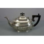 VERSILBERTE TEEKANNE / plated tea-pot, England, um 1900, unter dem Stand bezeichnet "EPNS". Kanne