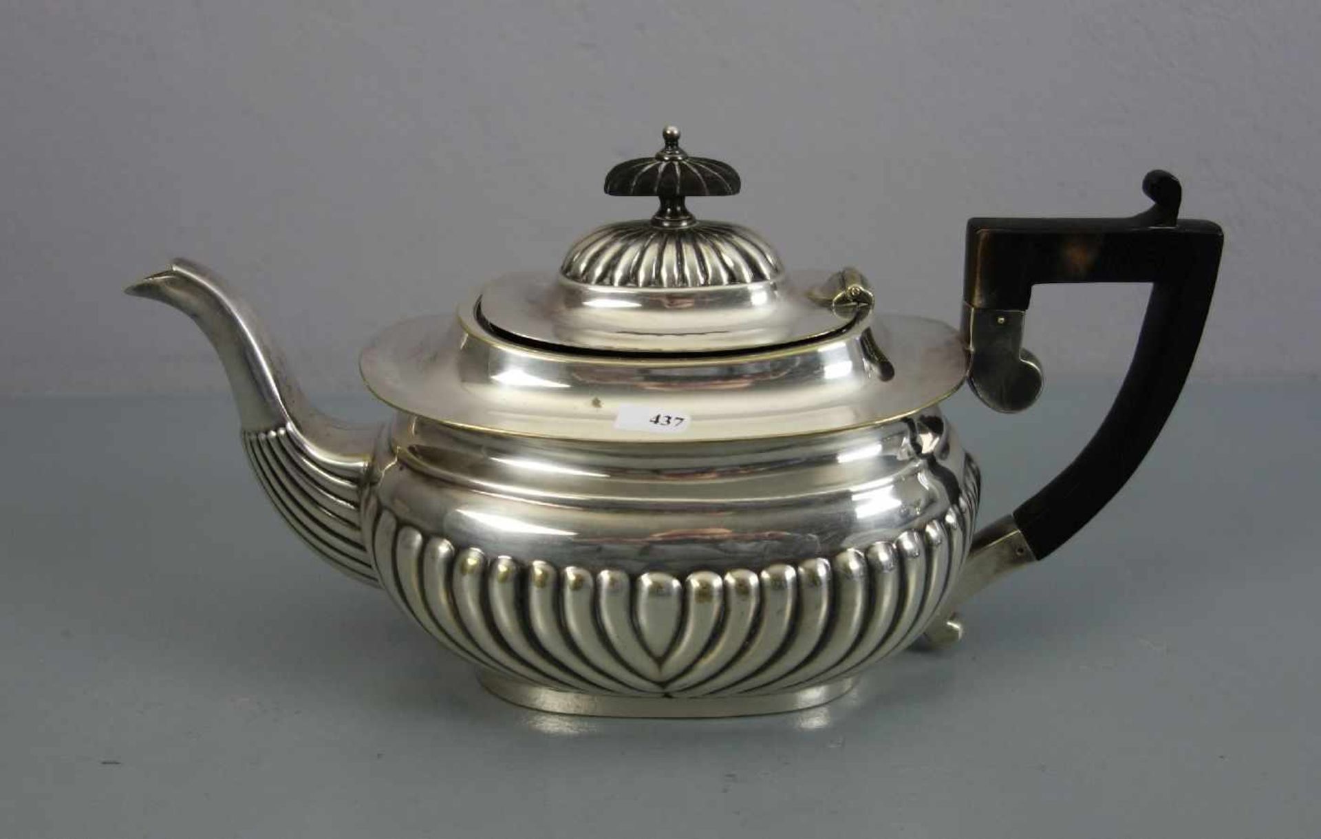 VERSILBERTE TEEKANNE / plated tea-pot, England, um 1900, unter dem Stand bezeichnet "EPNS". Kanne