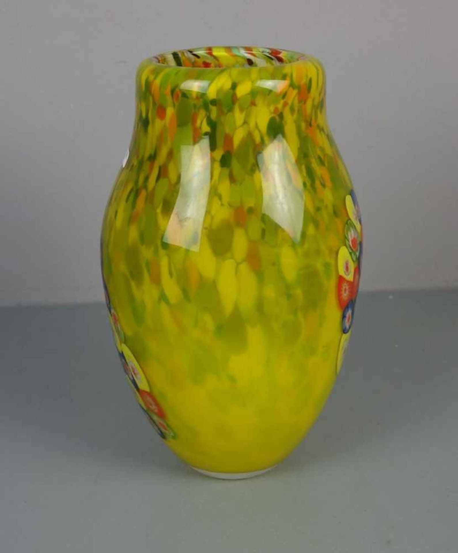 MURANO - GLAS - VASE "Mille fiori", Klarglas mit gelbem Unterfang, Farbeinschmelzungen und an den - Bild 2 aus 4