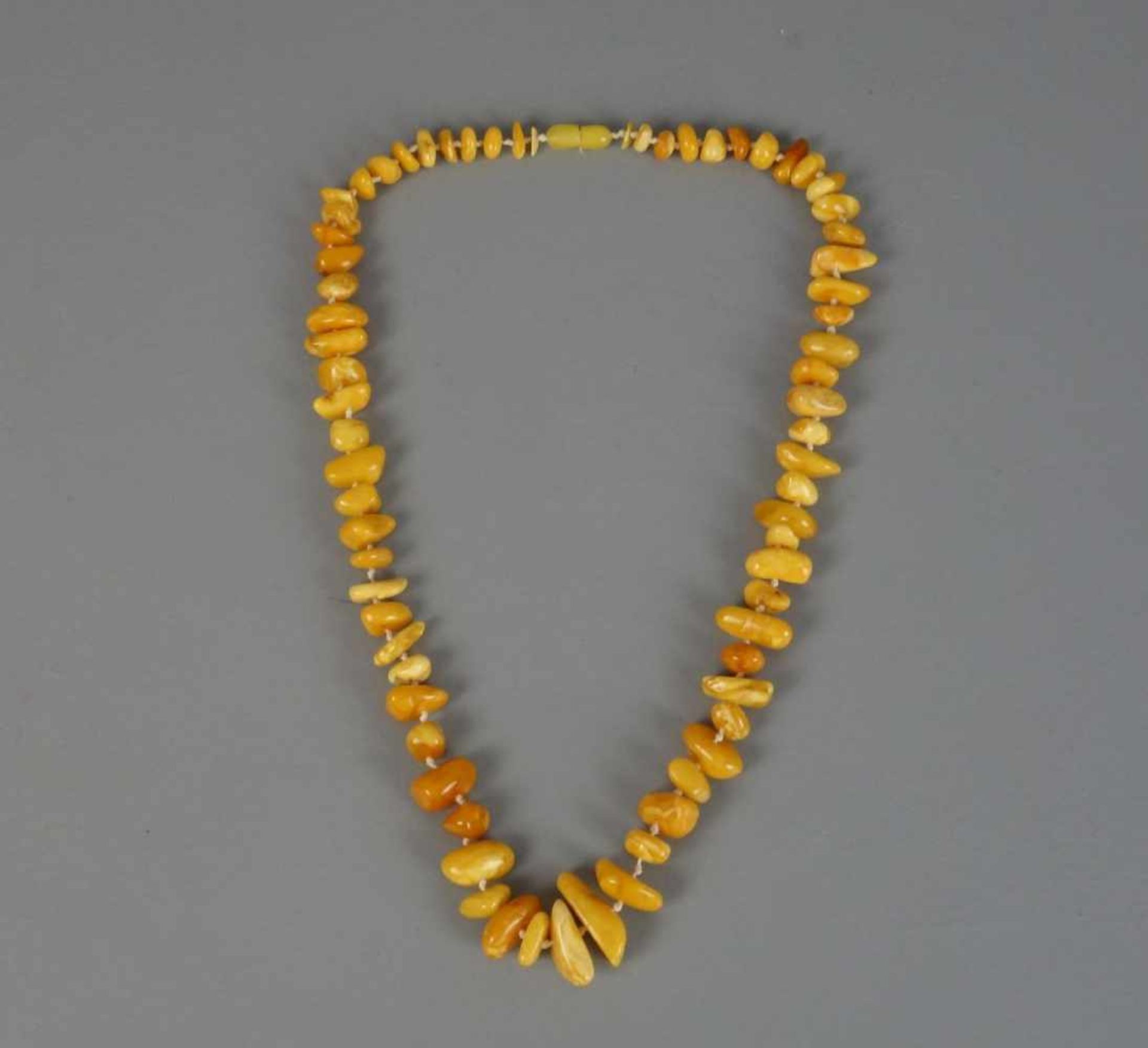 BERNSTEINKETTE - BUTTERSCOTCH, necklace, einzeln geknotet. Die butterscotchfarbenen