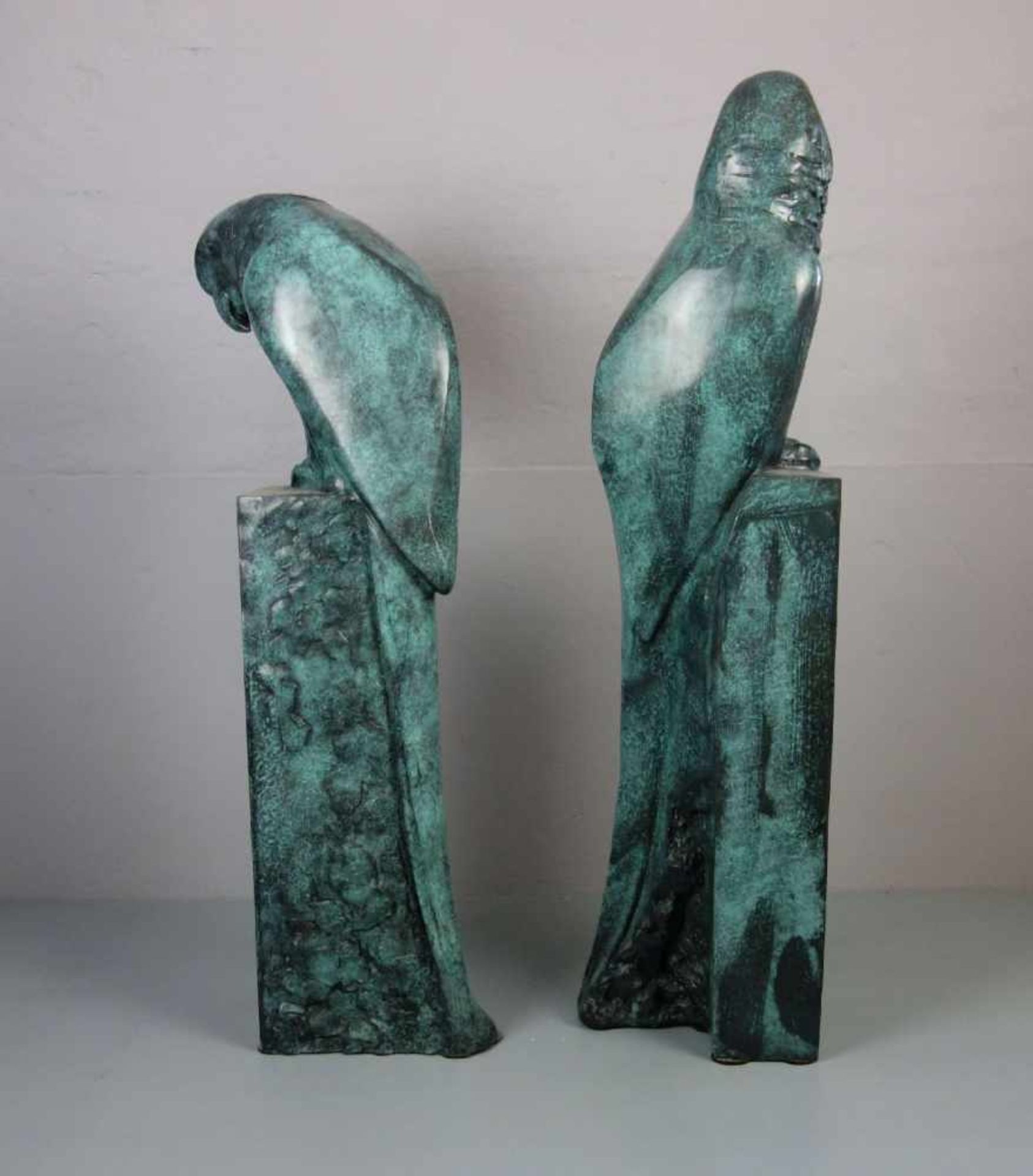 ANONYMUS (Bildhauer / Animalier des 20. Jh.), Skulpturenpaar / sculptures: "Papageien / Aras", - Image 3 of 4