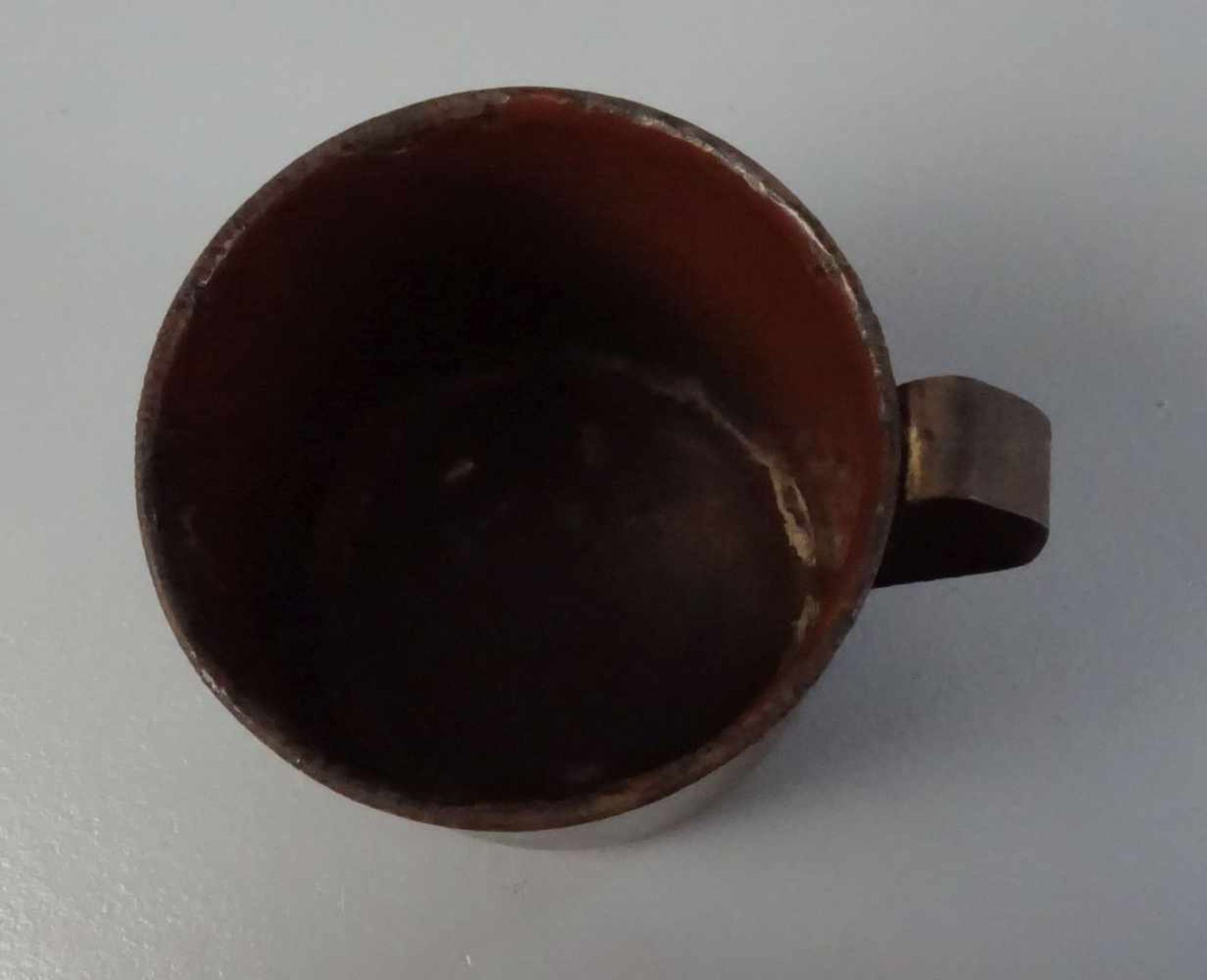 EMAILLEBECHER / cup, Becher mit Emailleüberzug, 20 Jh., ohne Manufakturbezeichnung. Zylindrische - Bild 2 aus 4
