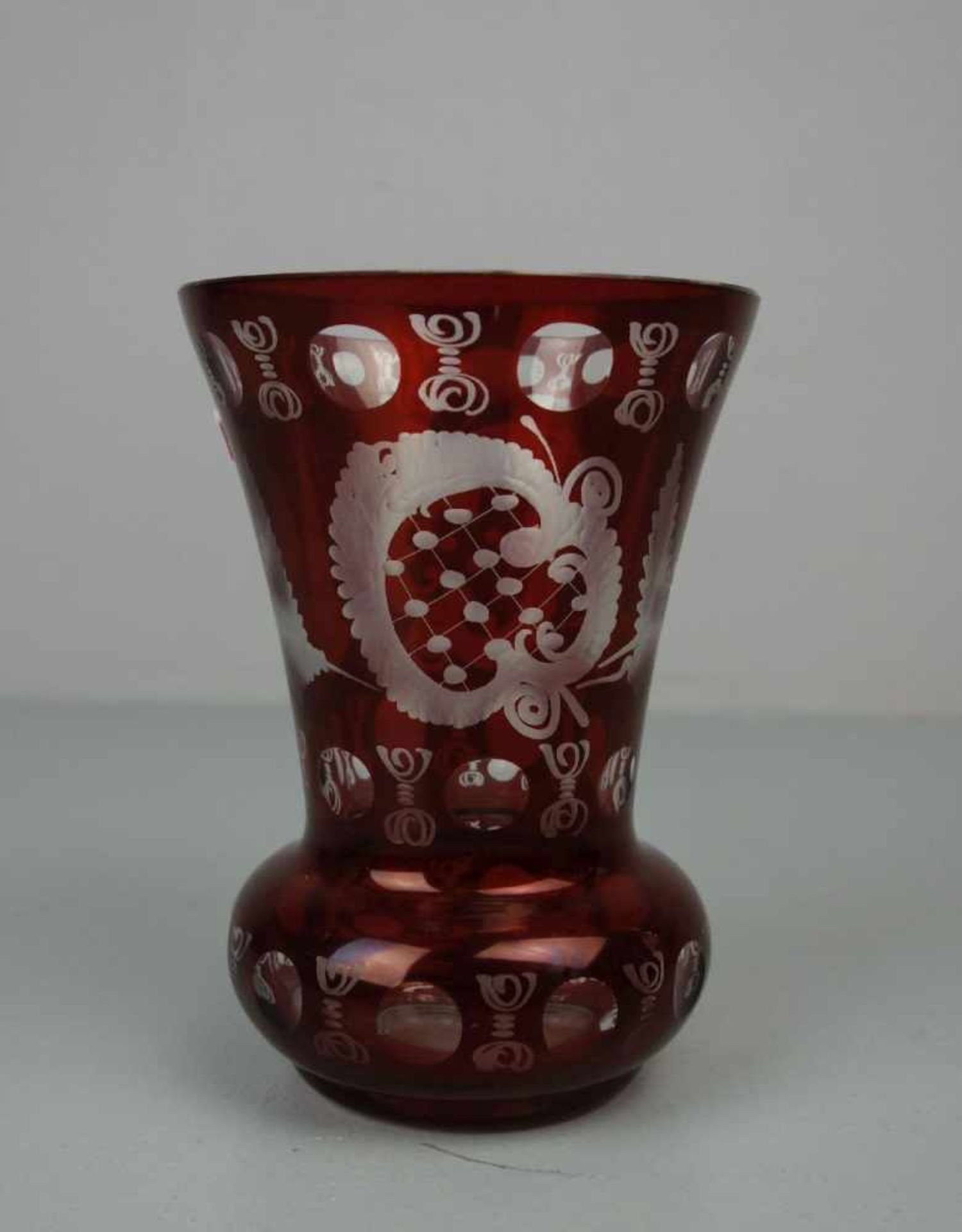 VASE, Glas, Böhmen, Mitte 20. Jh.; Vase in Form eines Kraters mit unterer gebauchter Wandung,