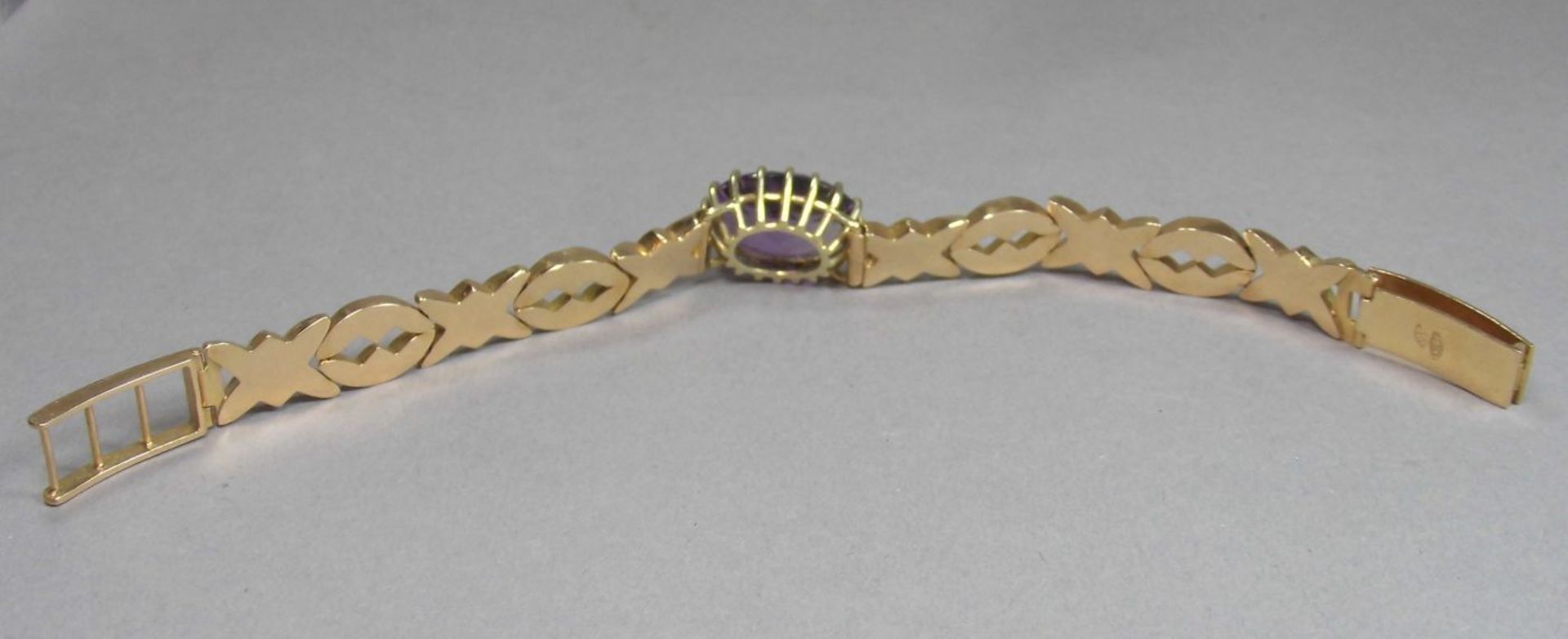 ARMBAND MIT AMETHYSTBESATZ / bracelet, 750er Rotgold (19,3 g), Italien Marke 1944-1966; durchbrochen - Bild 3 aus 5