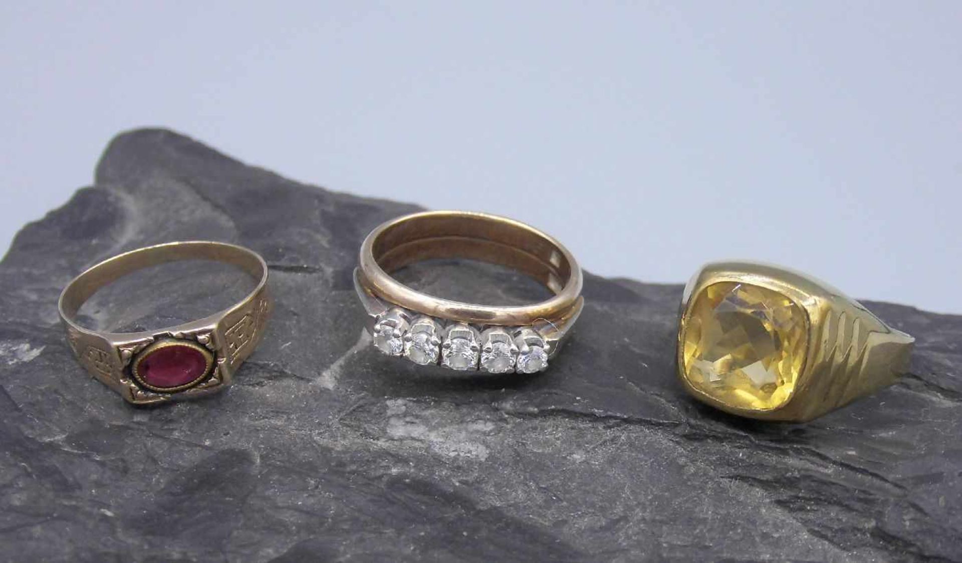 KONVOLUT SCHMUCK AUS 333er Gelbgold (insgesamt 10,8 g): 3 Ringe, besetzt mit Citrin (Ring-Gr. 61),