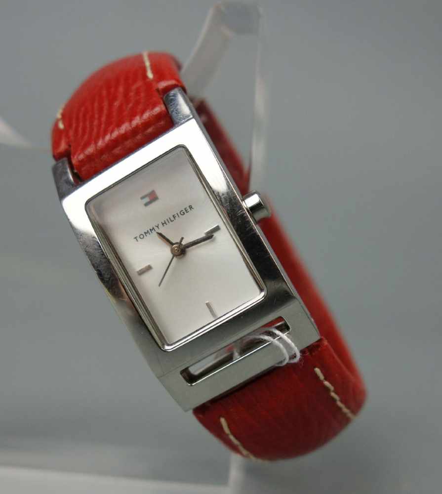 DAMEN ARMBANDUHR - TOMMY HILFIGER / SPANGENUHR / Ladies Wristwatch, Modell 1700376. Rotes Spangen- - Image 2 of 3