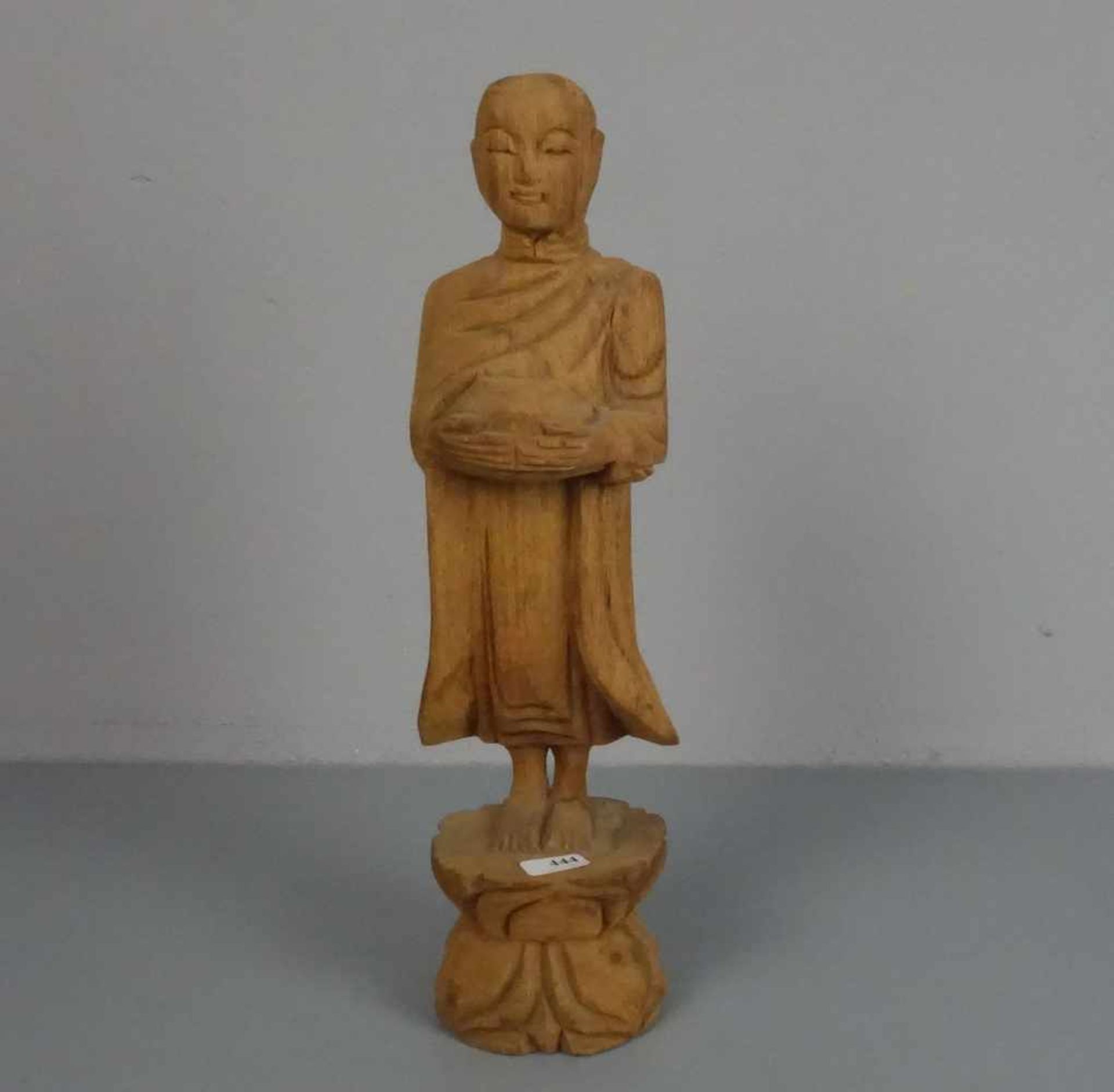SKULPTUR: "Mönch mit Bettelschale", Holz, geschnitzt, Südostasien / Thailand. Auf stilisiertem