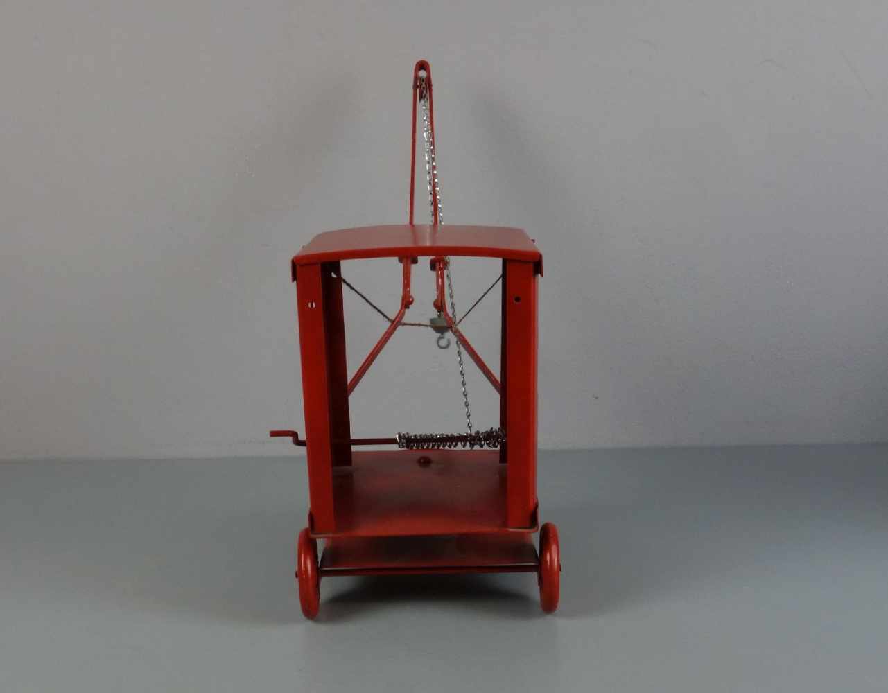 BLECHSPIELZEUG: "Kran" / tin toy truck crane, Eisenblech, rot lackiert, ungemarkt, 2. Hälfte 20. - Image 4 of 6