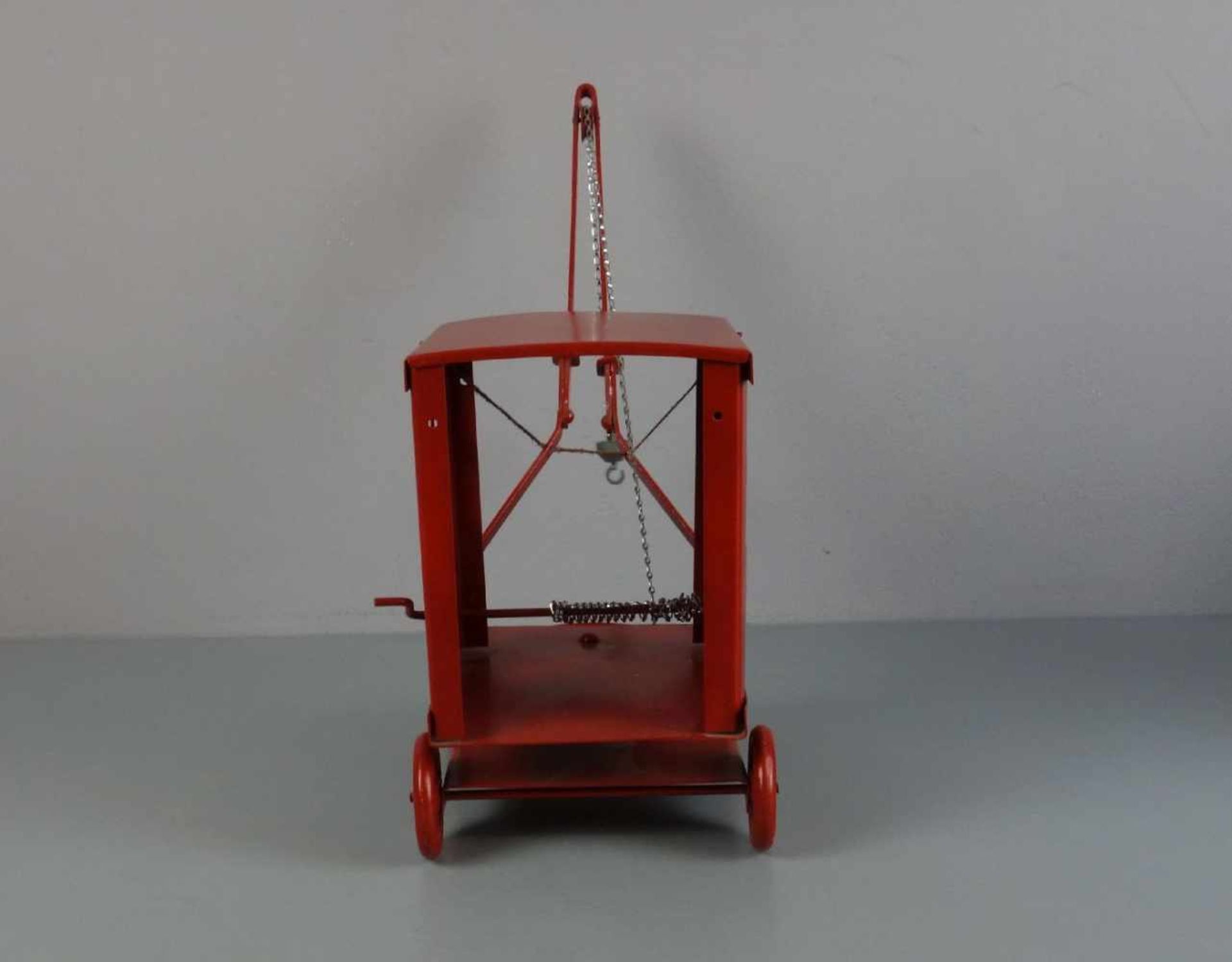 BLECHSPIELZEUG: "Kran" / tin toy truck crane, Eisenblech, rot lackiert, ungemarkt, 2. Hälfte 20. - Bild 4 aus 6