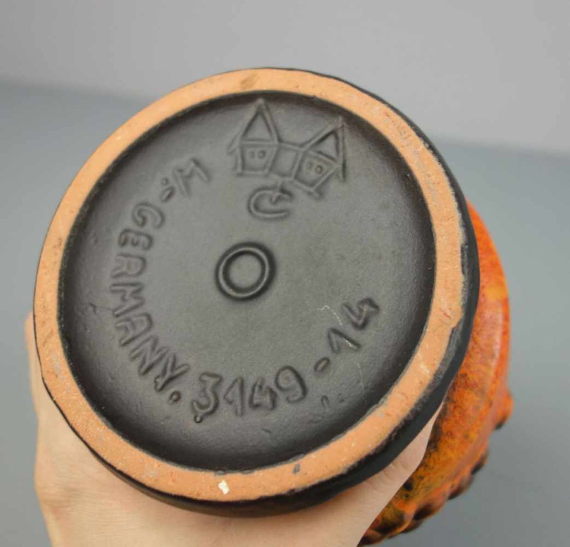 KÜNSTLERKERAMIK: EULEN-VASE / pottery owl vase, Mitte 20. Jh., dunkelblau und orange glasiert, unter - Bild 5 aus 5